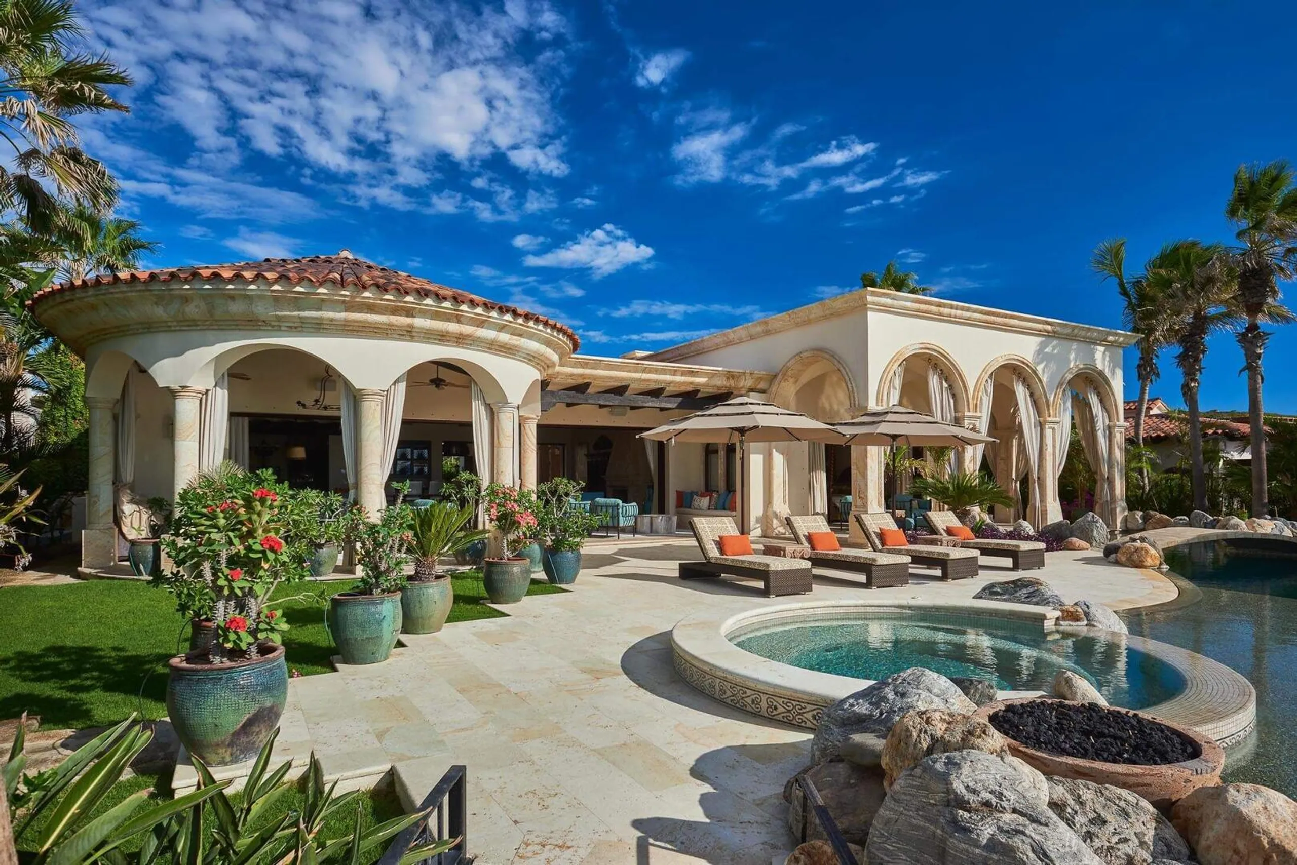 Timeless Oceanfront Haven with Infinity Edge Pool in the Heart of Cabo — photograph 3