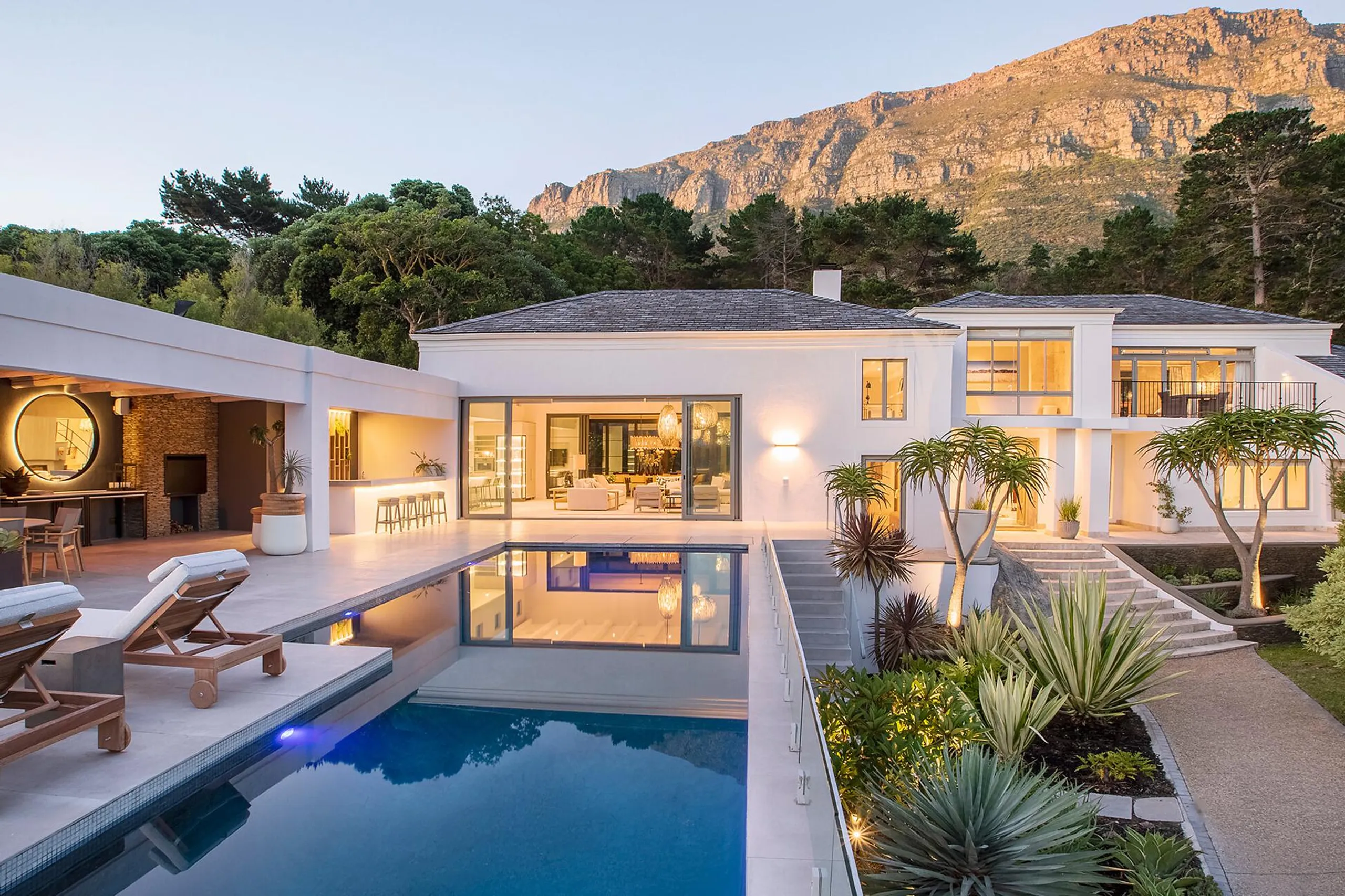 Contemporary Serene Retreat with Pool and Tennis Court, Cape Town
