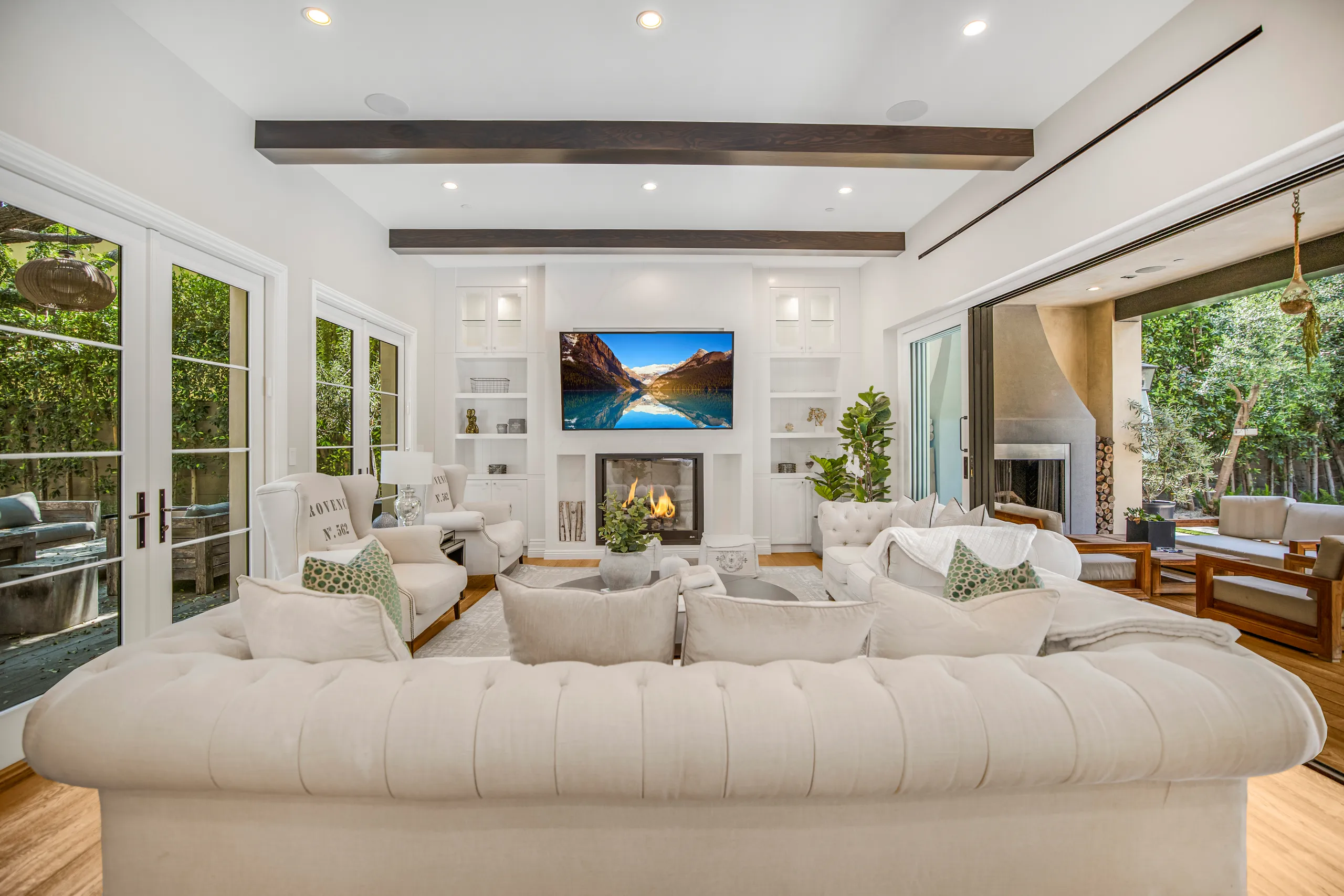 Beautiful Beverly Hills Mansion with Private Pool — photograph 10