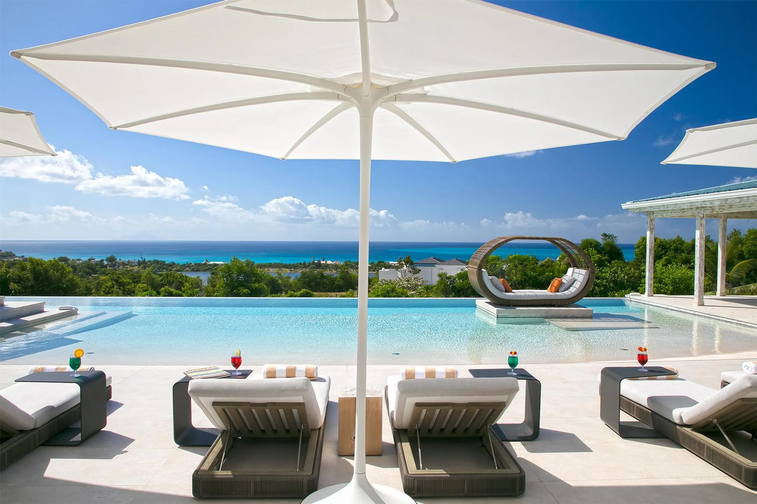 Exclusive Luxe Retreat with Infinity Pool and Breathtaking Ocean Views — photograph 3