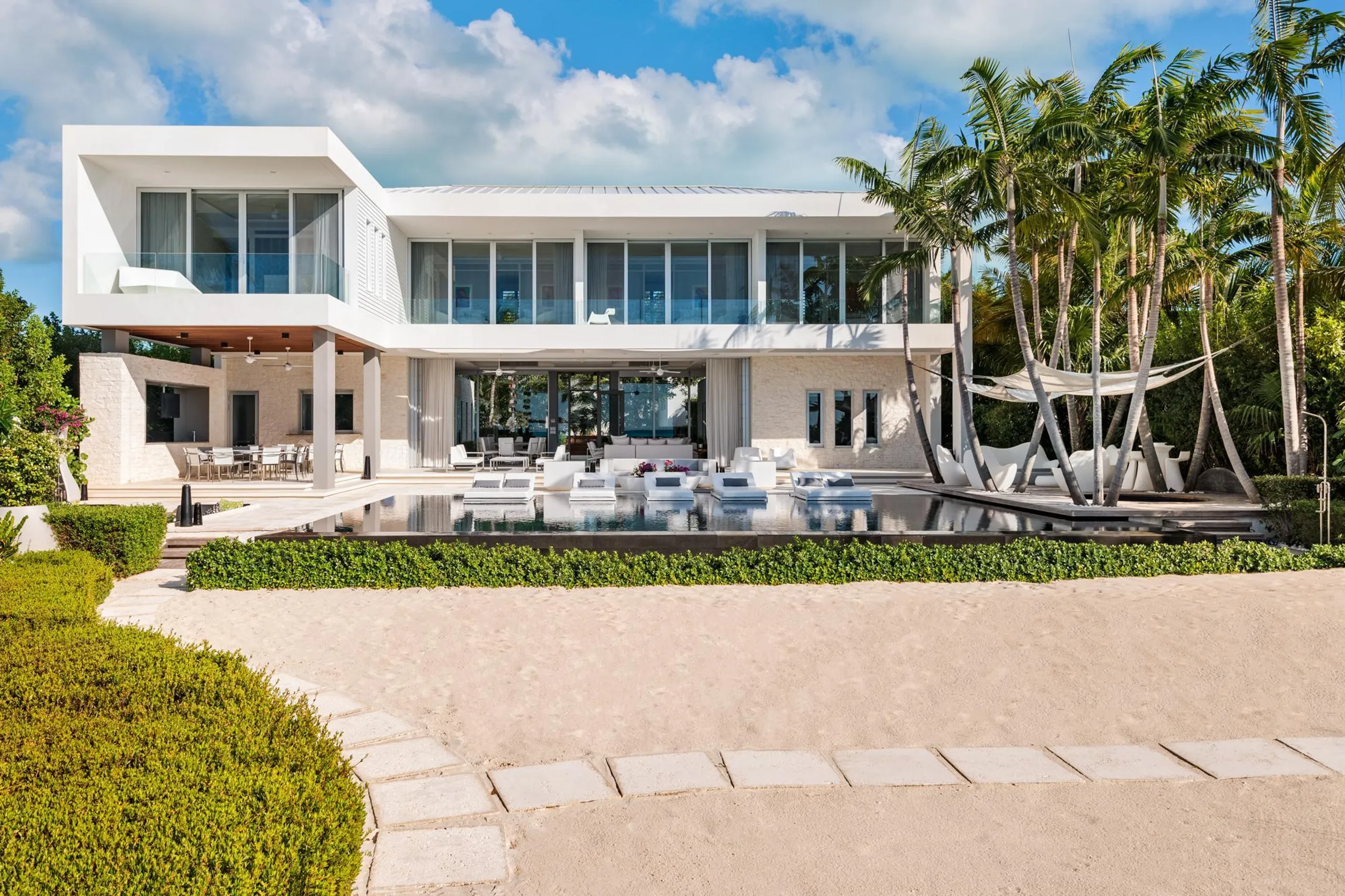 Modern Contemporary Villa with Negative Edge Black Volcanic Rock Pool — photograph 2