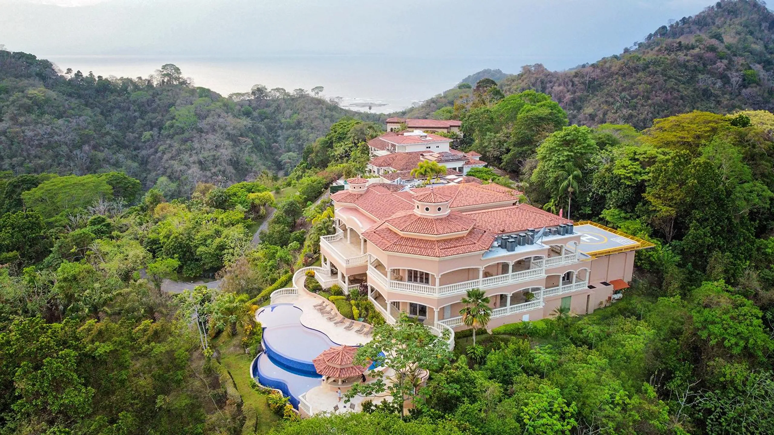 Lavish Villa with Infinity Pool, Hand-Painted Ceilings, and Beach Club Access, Los Suenos