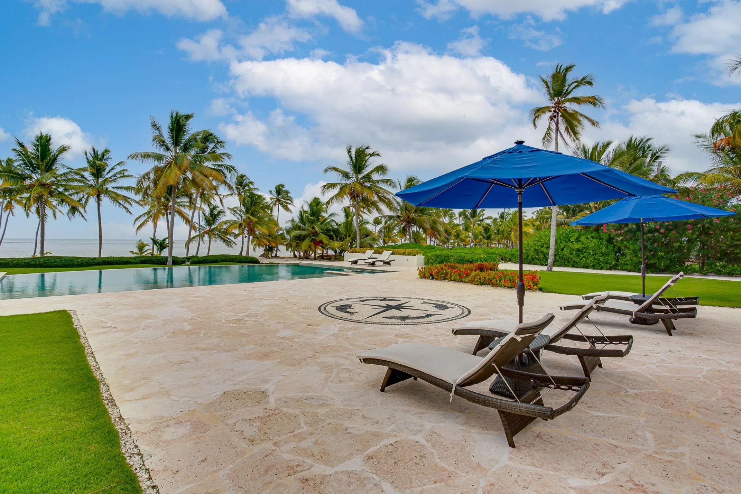 Splendid Beachfront Estate with Invigorating Pool and Grand Garden Grounds — photograph 3