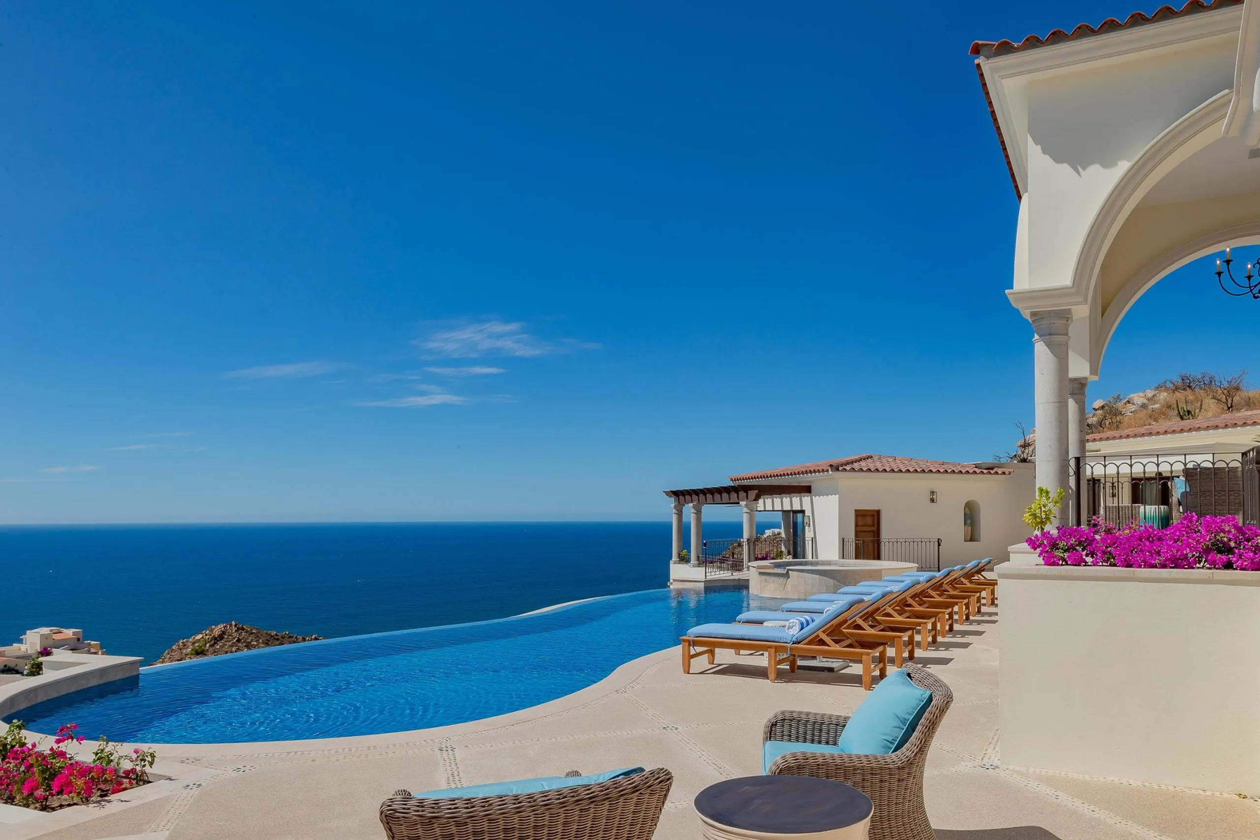 Spectacular Los Cabos Villa in Pedregal with Infinity Pool and Sweeping Ocean Views — photograph 3