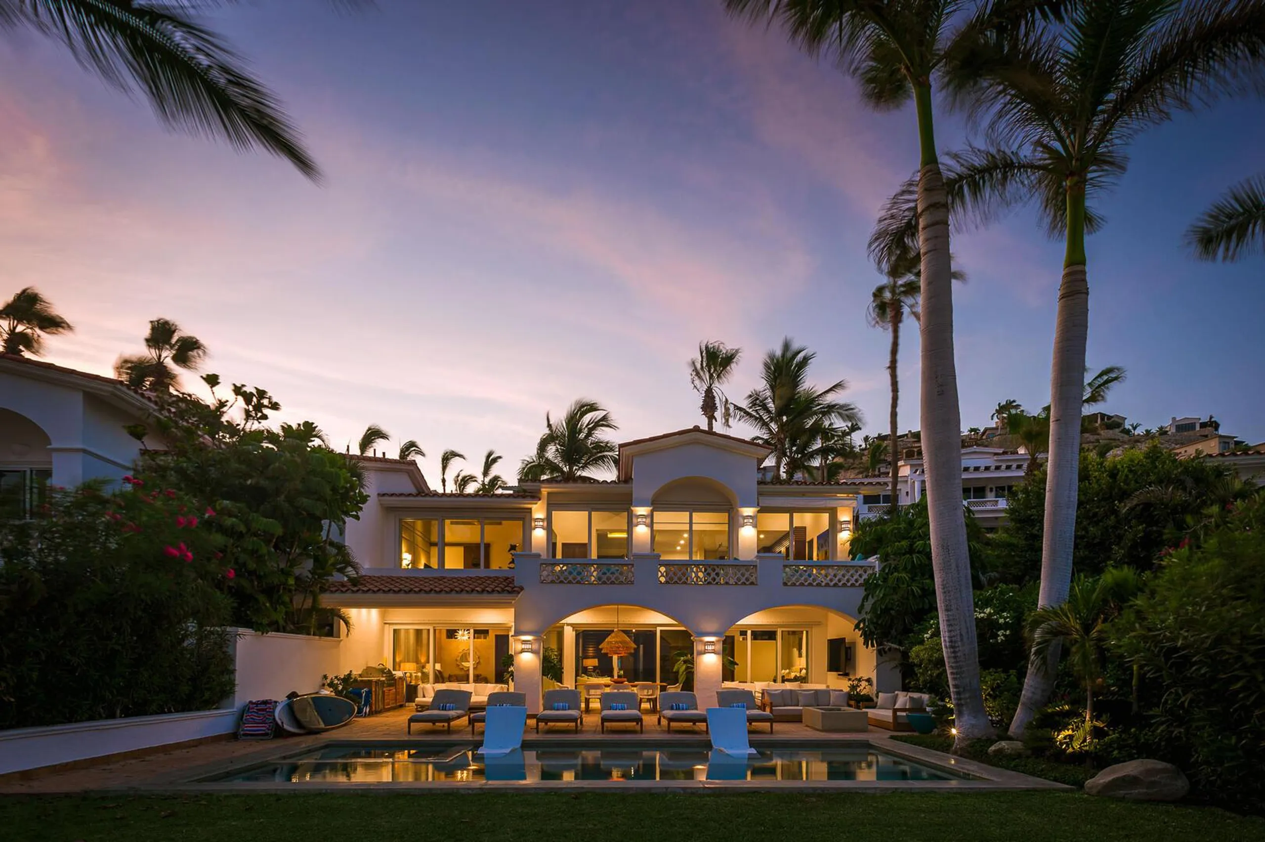 Designer Beachfront Villa with Private Infinity Pool & Outdoor Oasis — photograph 2