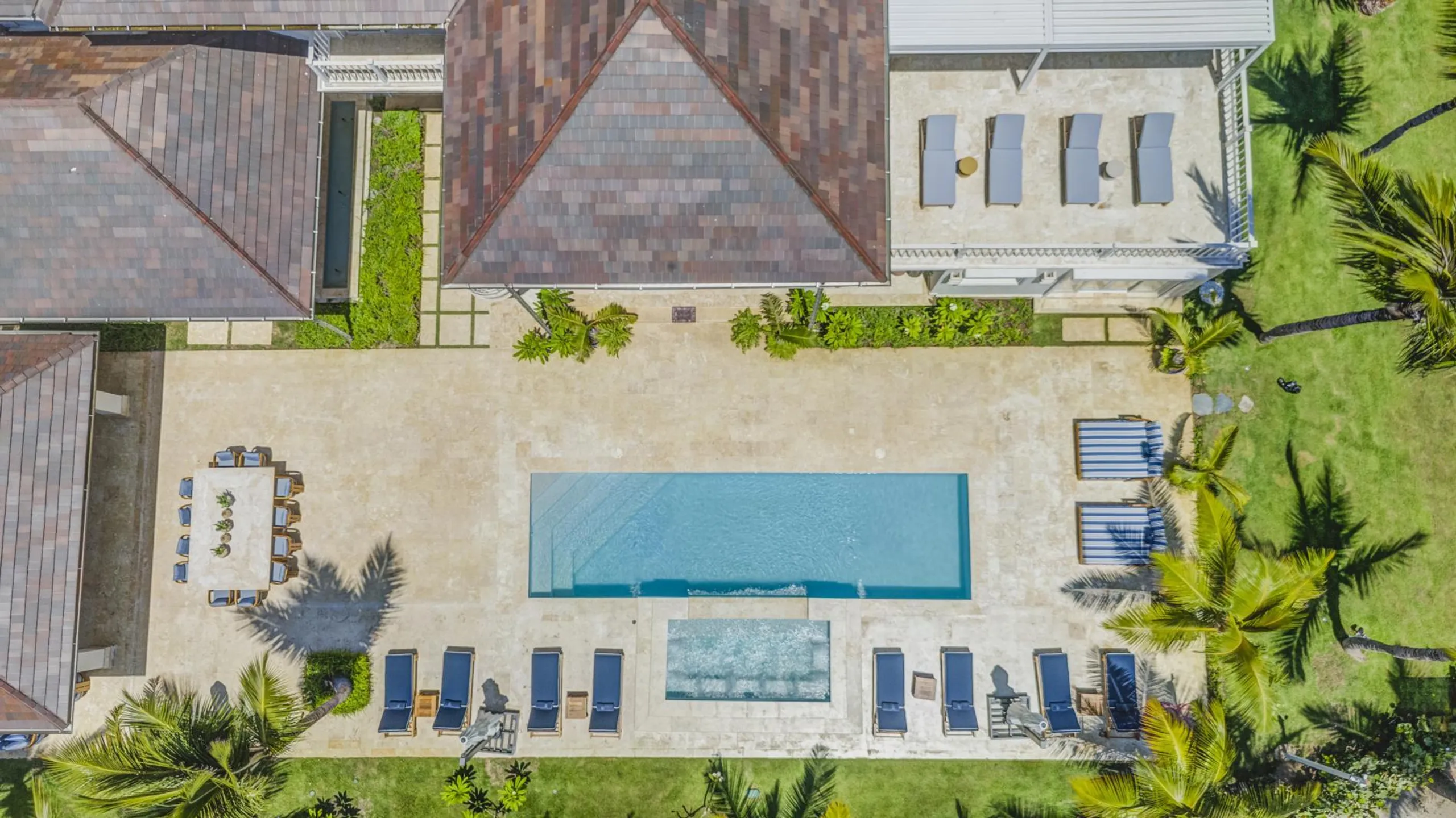 Sophisticated Oasis with Private Pool and Spacious Living Areas — photograph 5