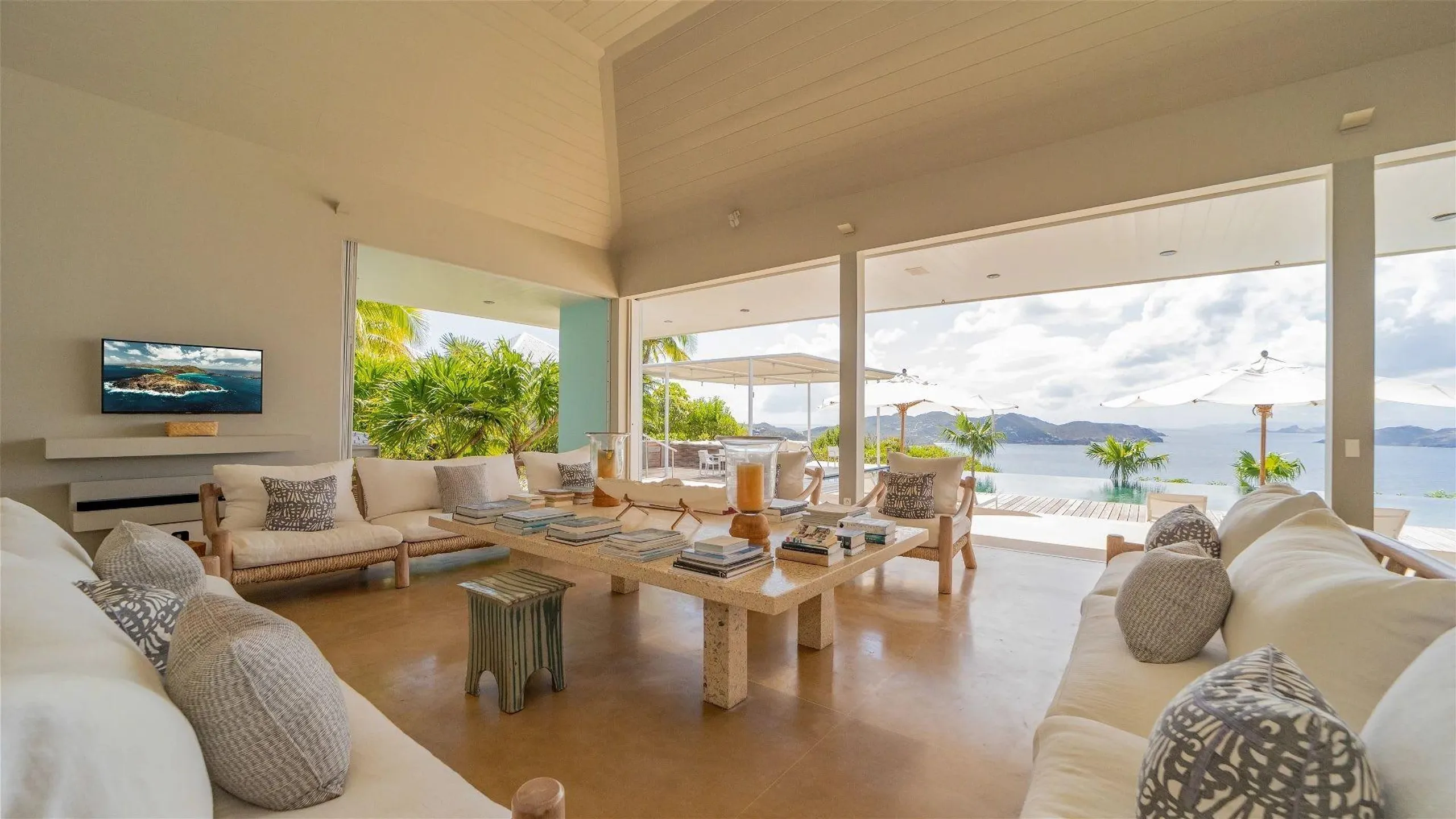 Oceanview Luxury Villa with Infinity Pool — photograph 5