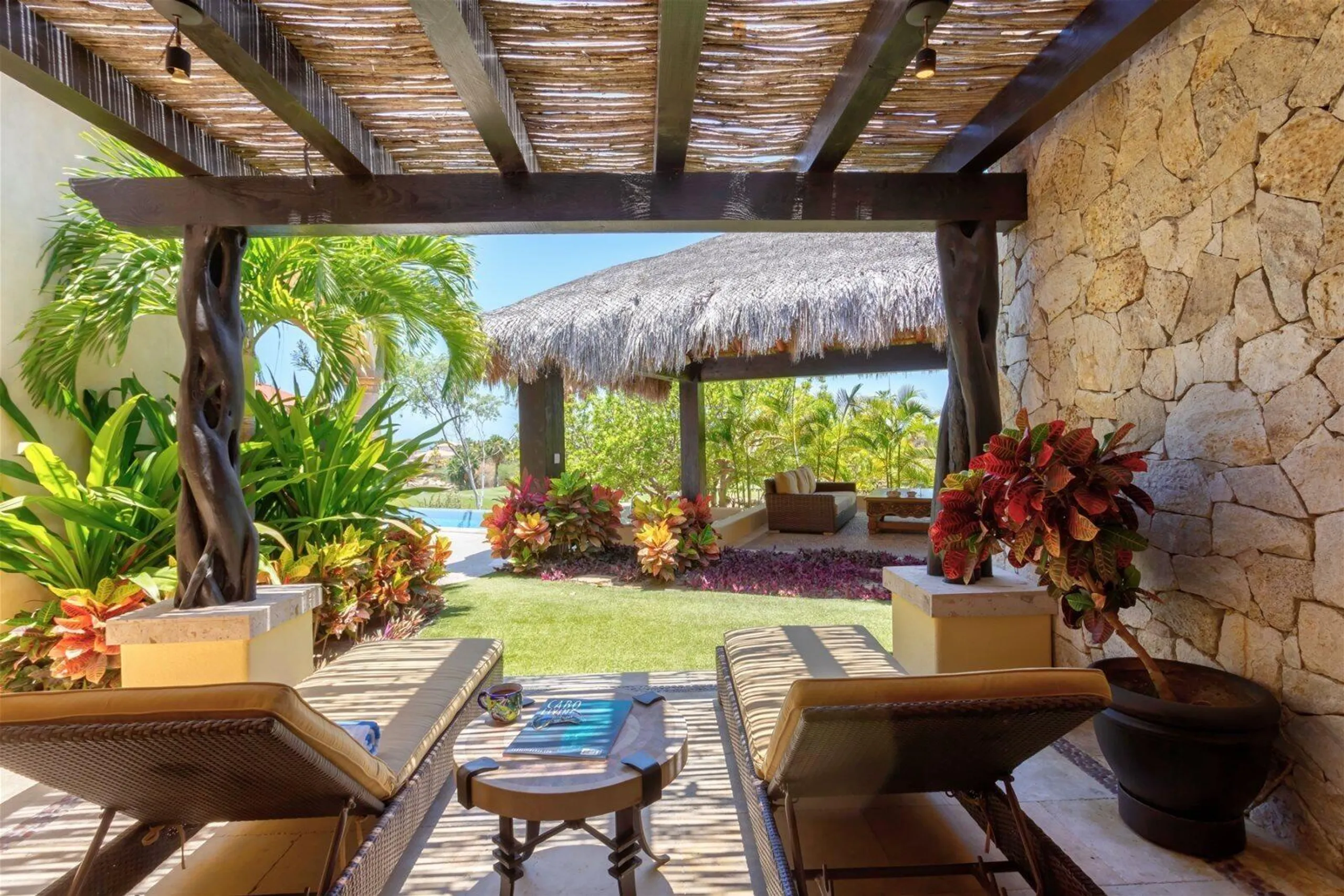 Majestic View Estate with Infinity Pool overlooking the 12th Hole Golf Course — photograph 10