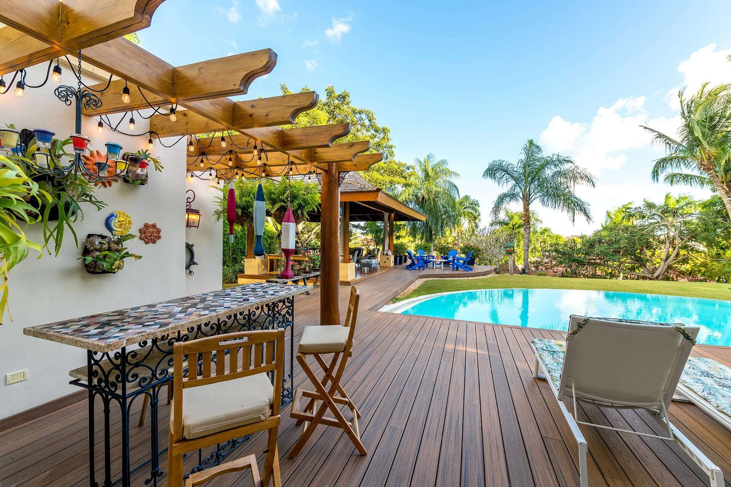 Stunning Balinese Styled Estate with Prestigious Grounds and Indoor/Outdoor Flow — photograph 9