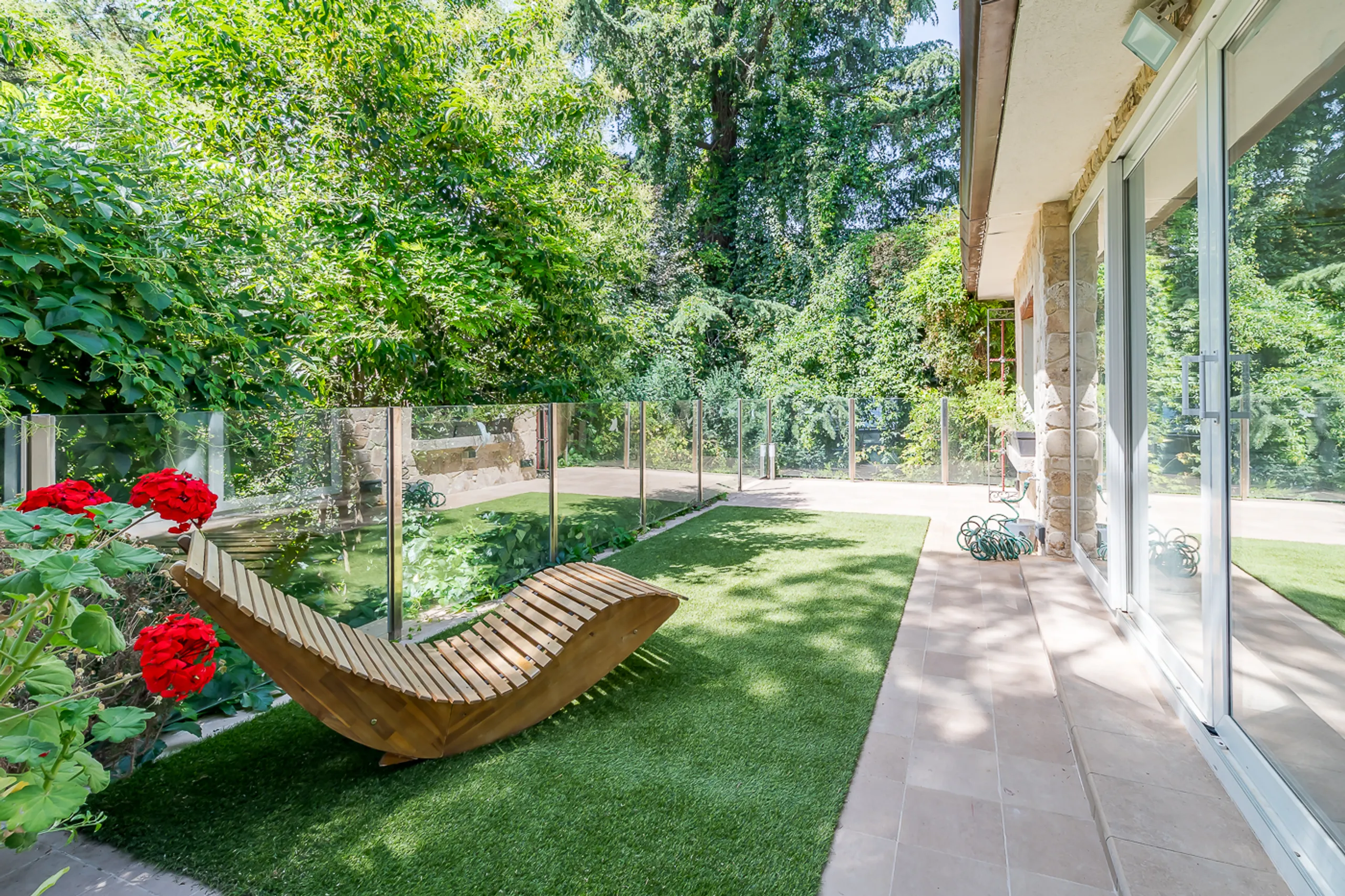 Eco-Friendly Villa Oasis with Heated Pool and Mid-Century Charm — photograph 5