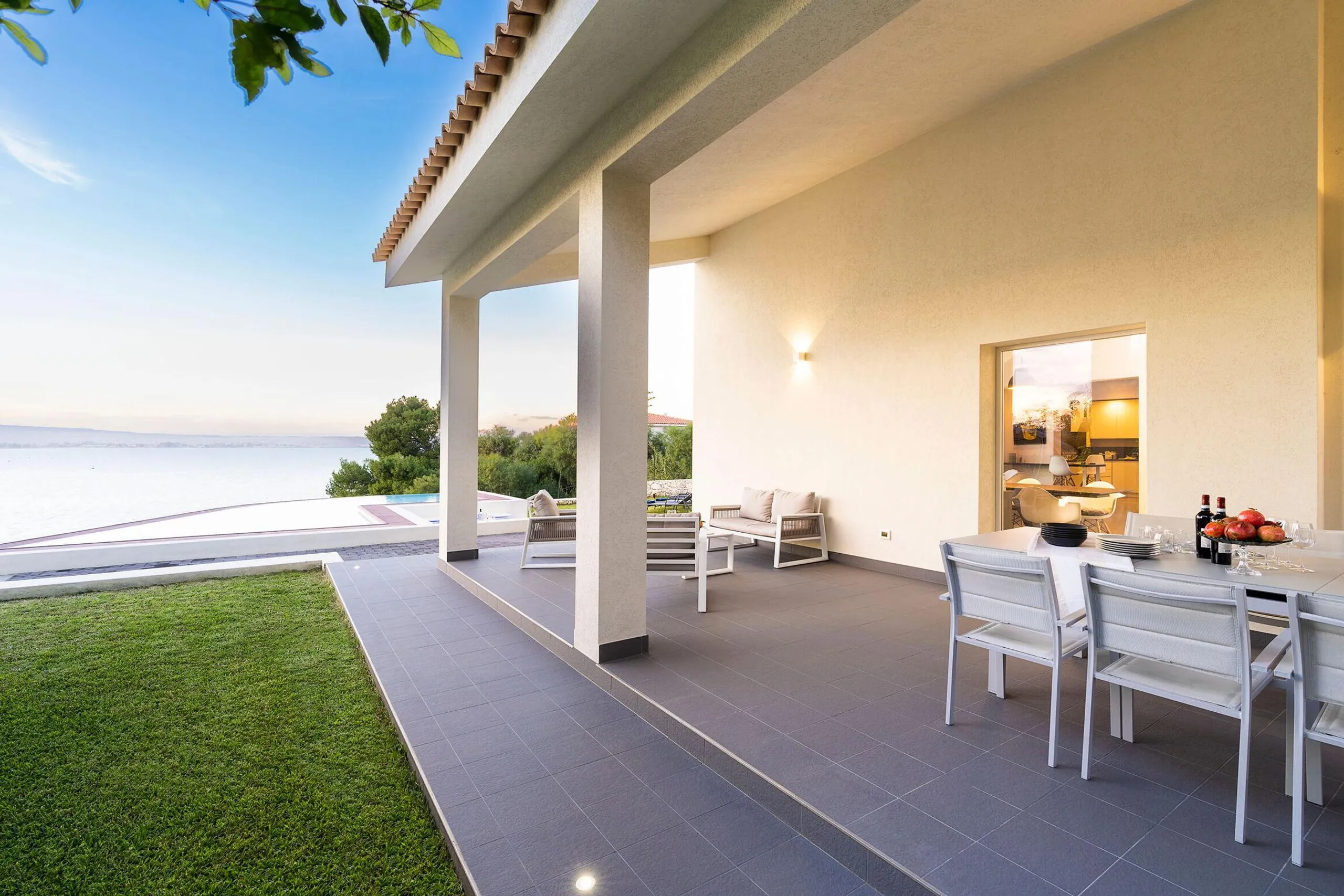 Deluxe Syracuse Villa with Rejuvenating Pool and Blue Ocean Views — photograph 4