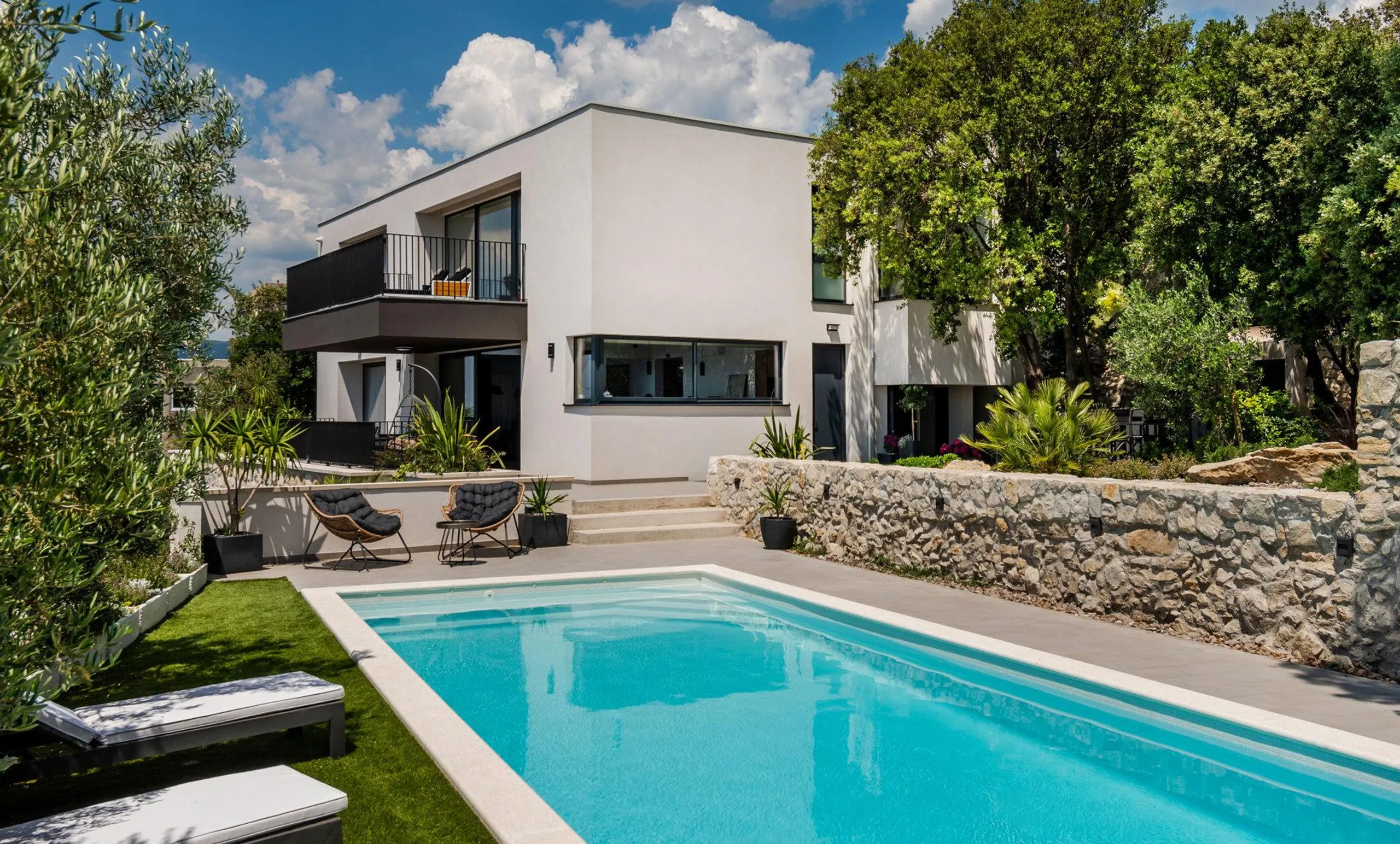Richly textured Villa with Pool, Sauna, Verdant Garden and Sea Views — photograph 2