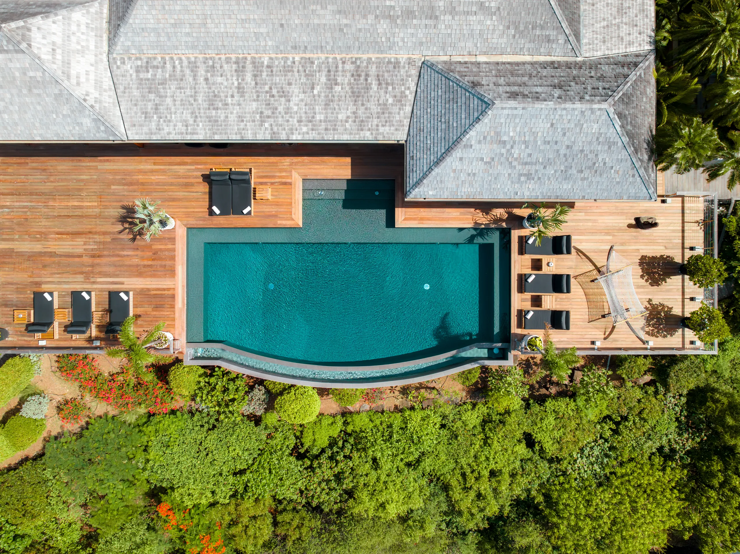 Opulent Marigot Bay Villa with Infinity Pool, Jacuzzi & Private Bungalows — photograph 5