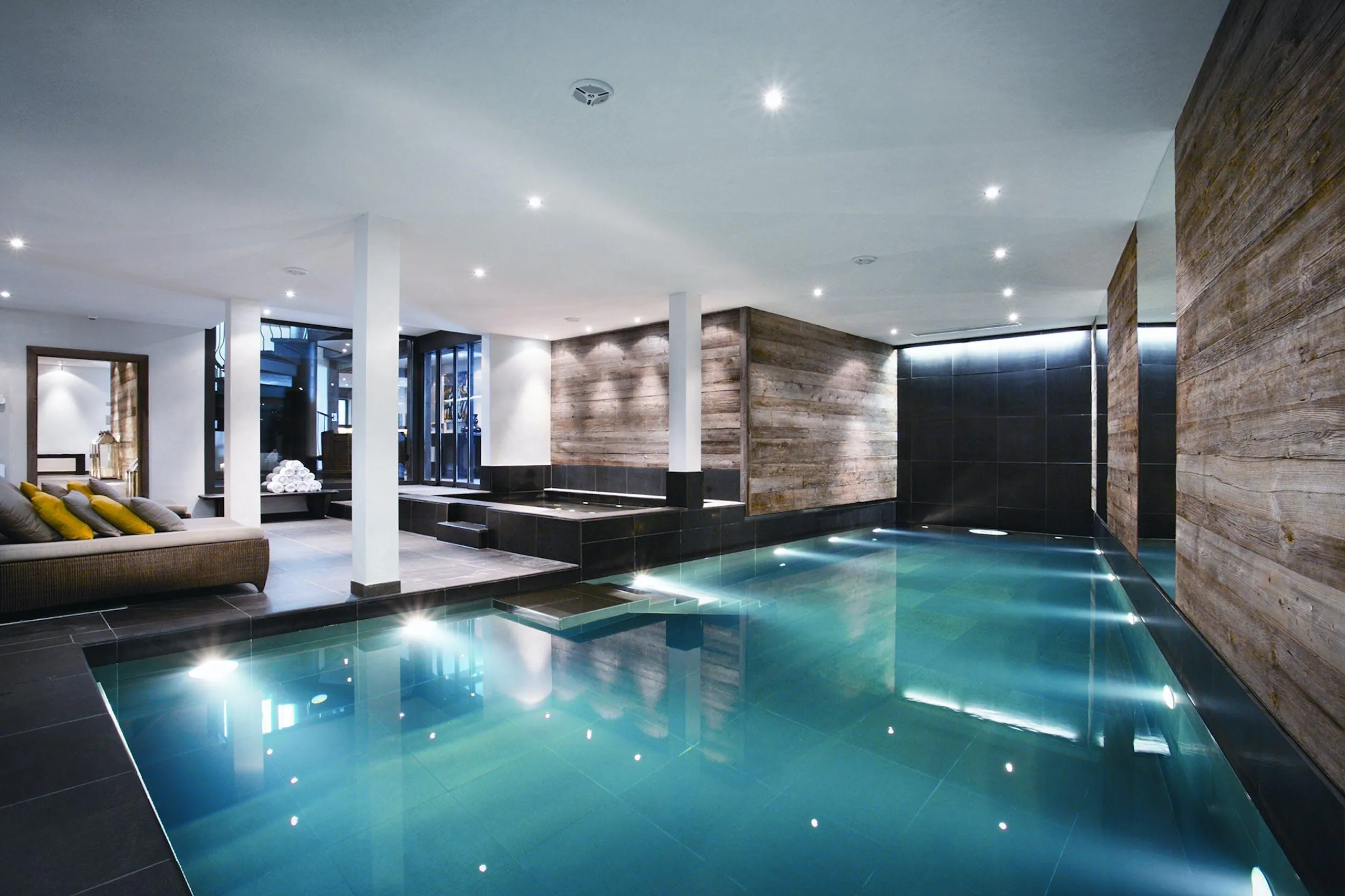 Verbier Mountain Retreat Chalet with Indoor Pool and Gorgeous Mountain Views — photograph 3