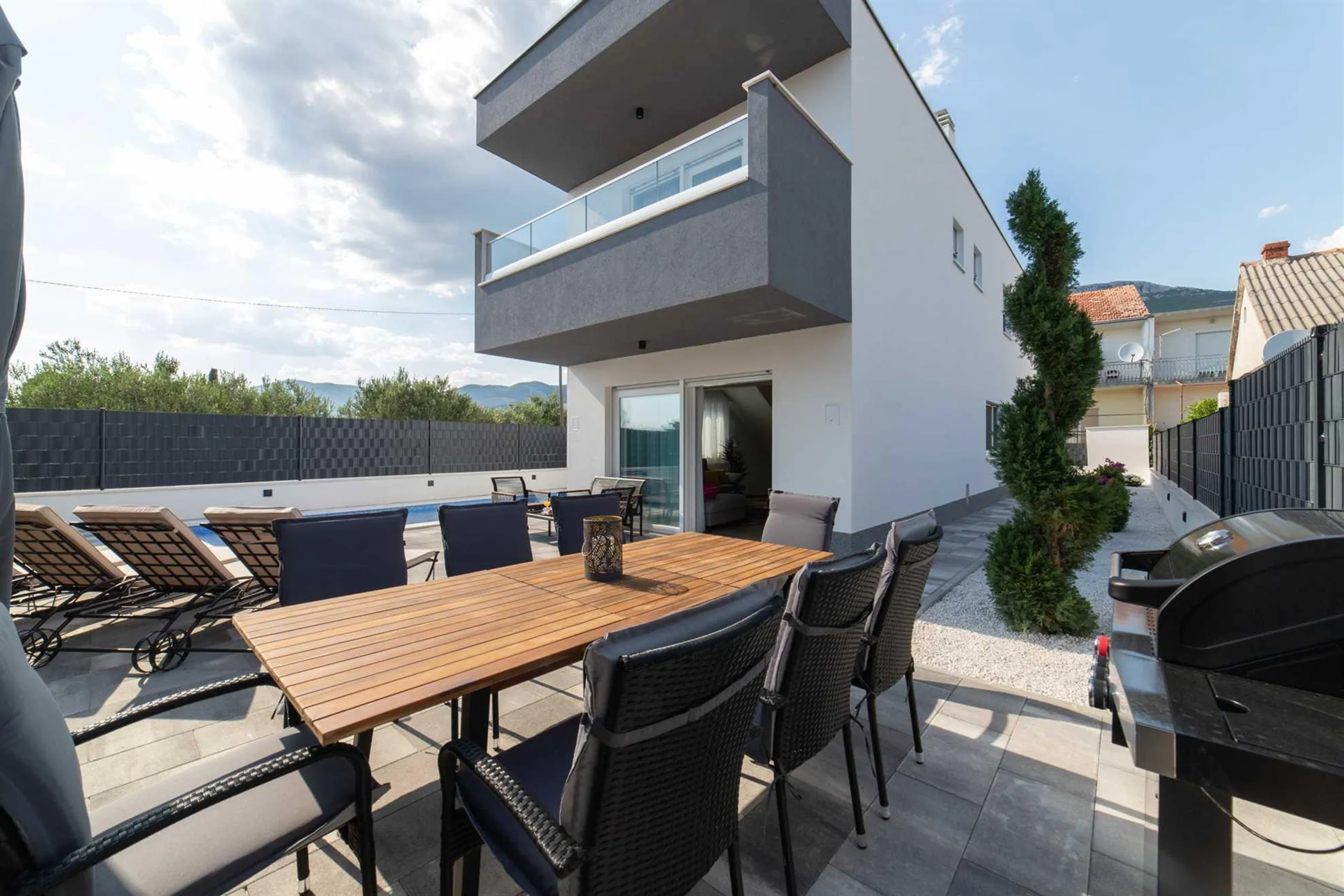 Princely 3BR Modern Villa with Heated Pool — photograph 5