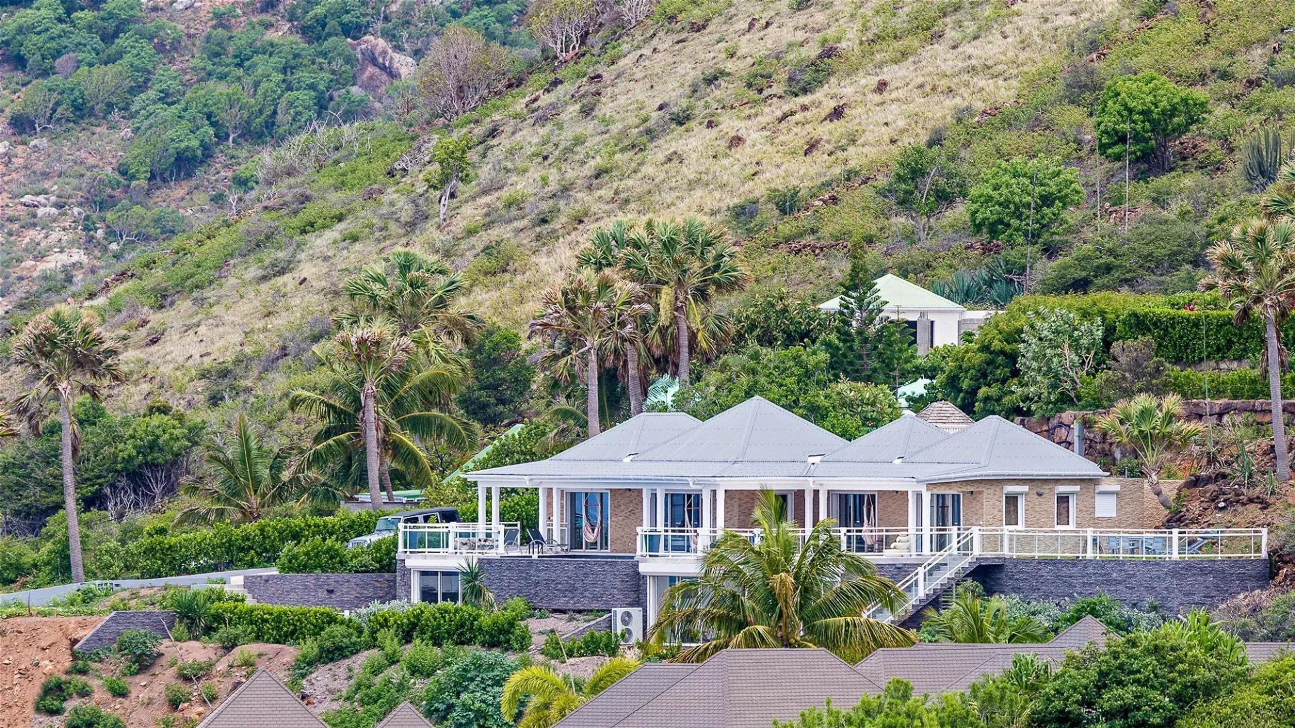 Chic Tropical Holiday Villa with Infinity Pool and Panoramic Ocean Views — photograph 2