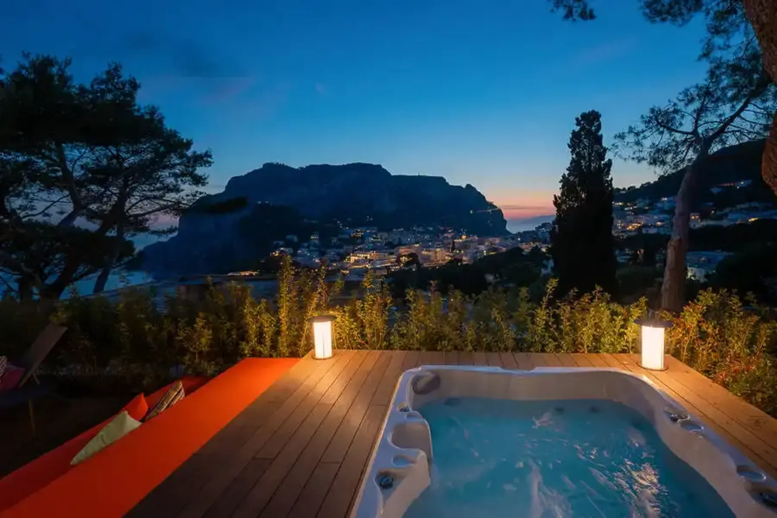 Upscale Contemporary Villa in Capri with Gulf of Naples Views — photograph 9