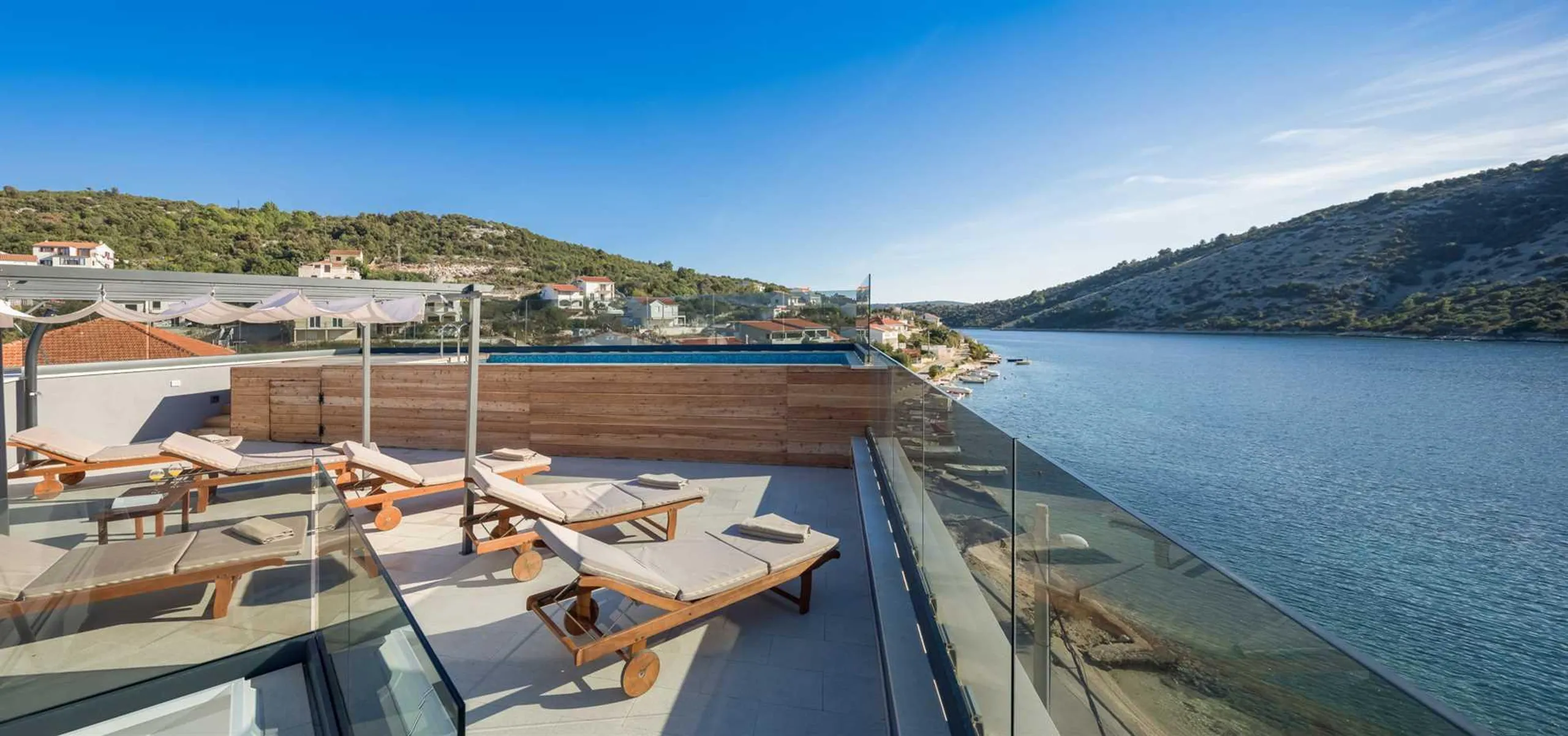 Beachfront Villa with Private Pool and Views of Crystal Clear Waters — photograph 5
