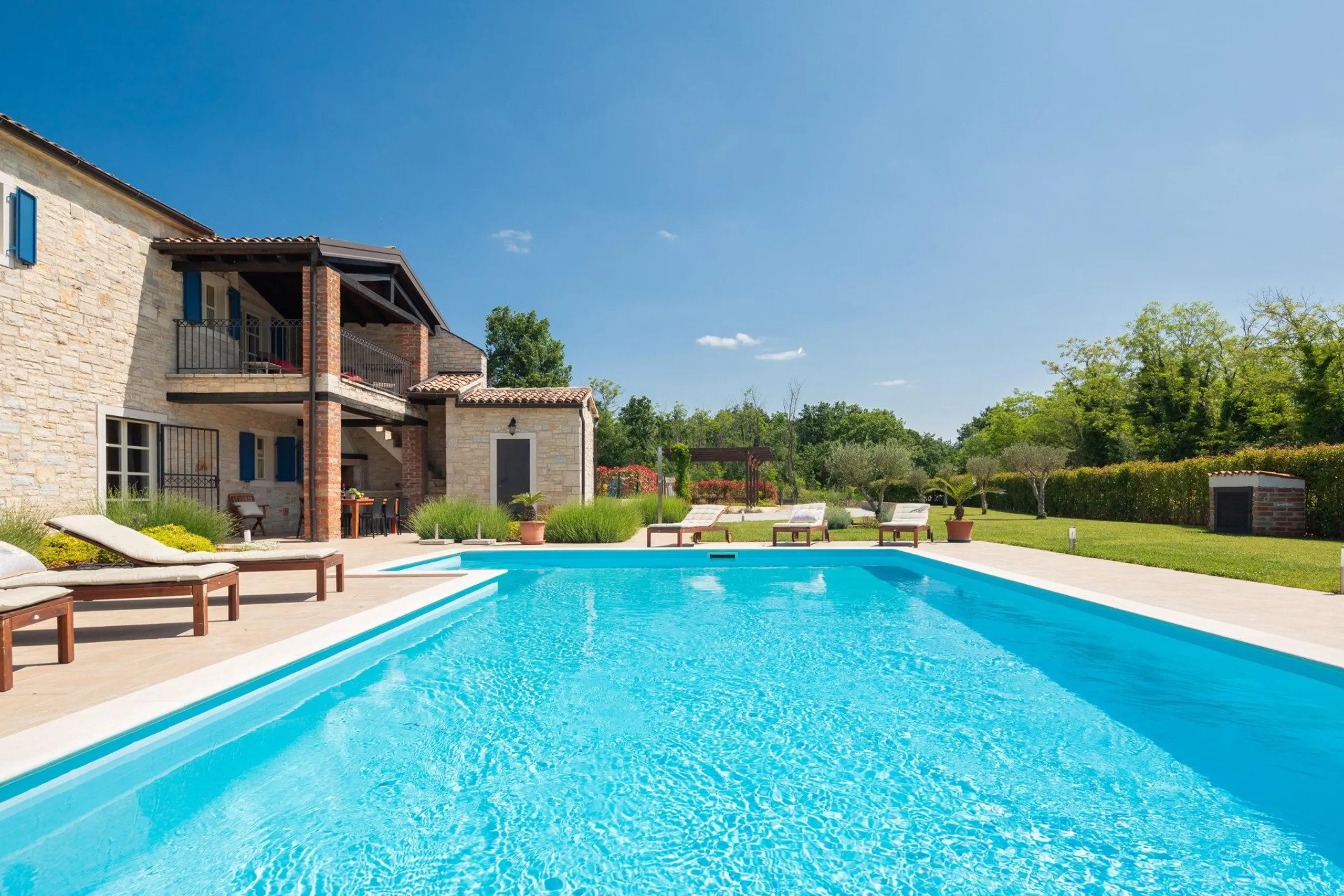 Deluxe Comfort Villa with Private Pool and Pristine Surroundings — photograph 4