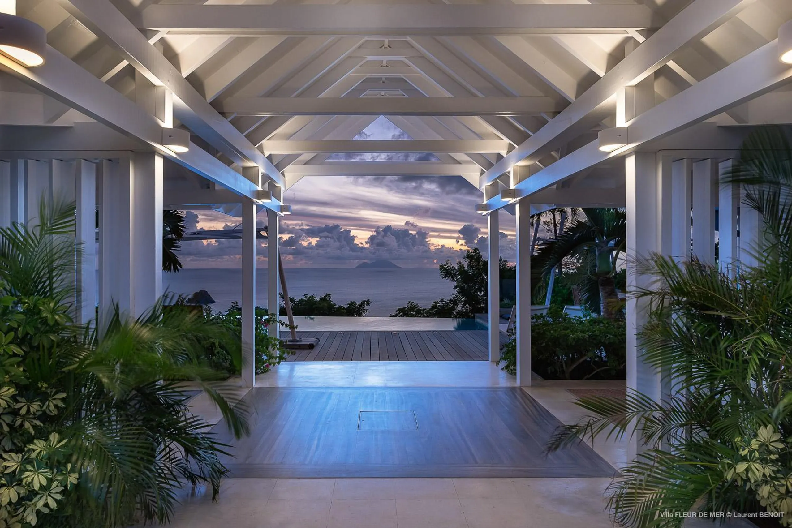 Stunning Oceanside Estate with Infinity Pool and Incredible Views — photograph 6