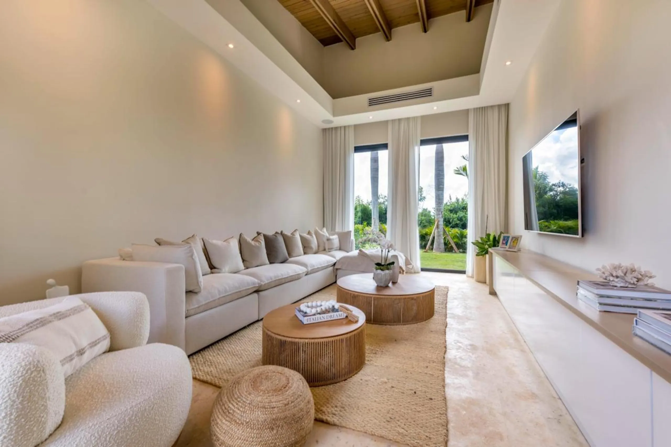 Premium Serenity Near Minitas Beach with Pool — photograph 9