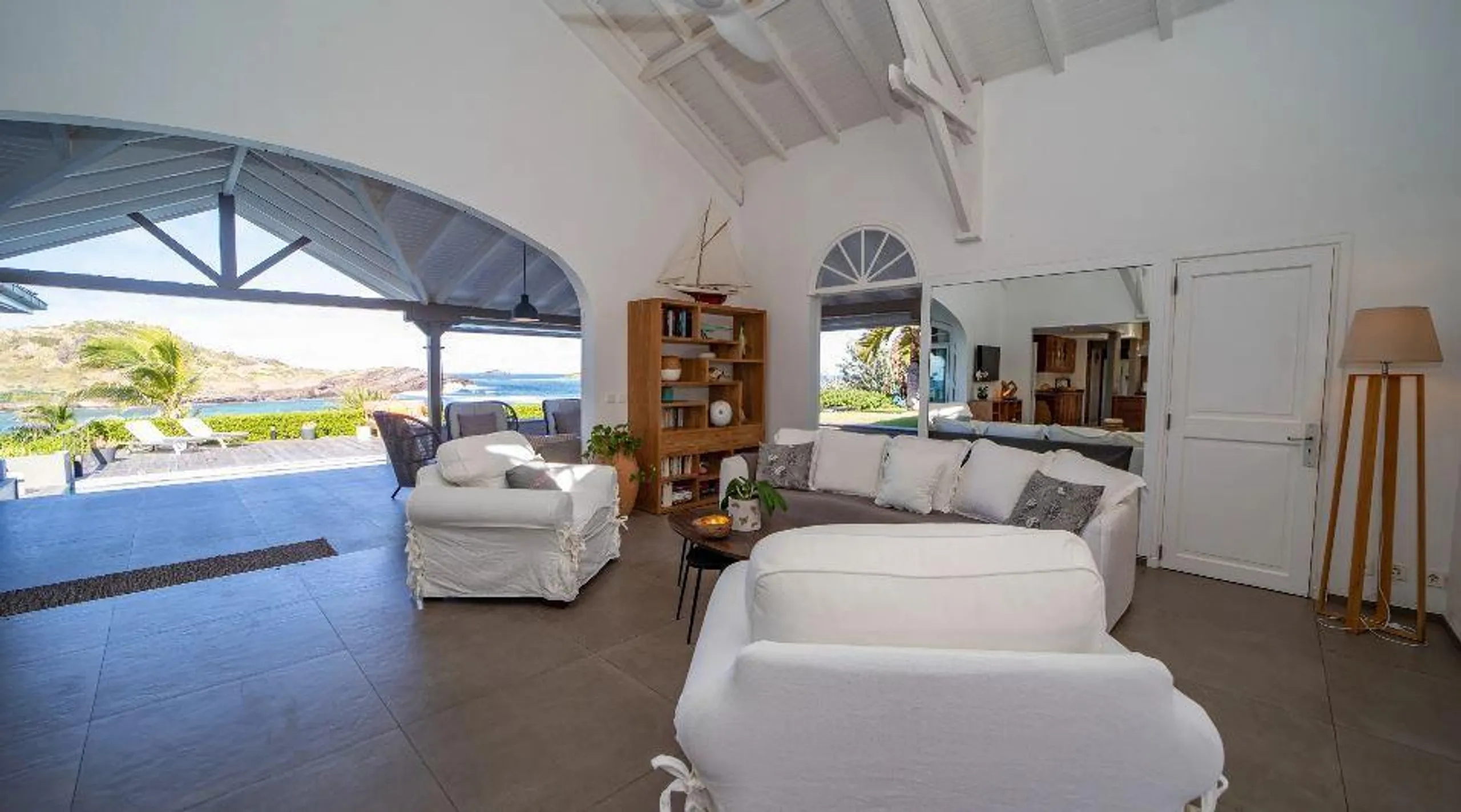 Majestic Seaside Villa with Private Pool and Hot Tub — photograph 10