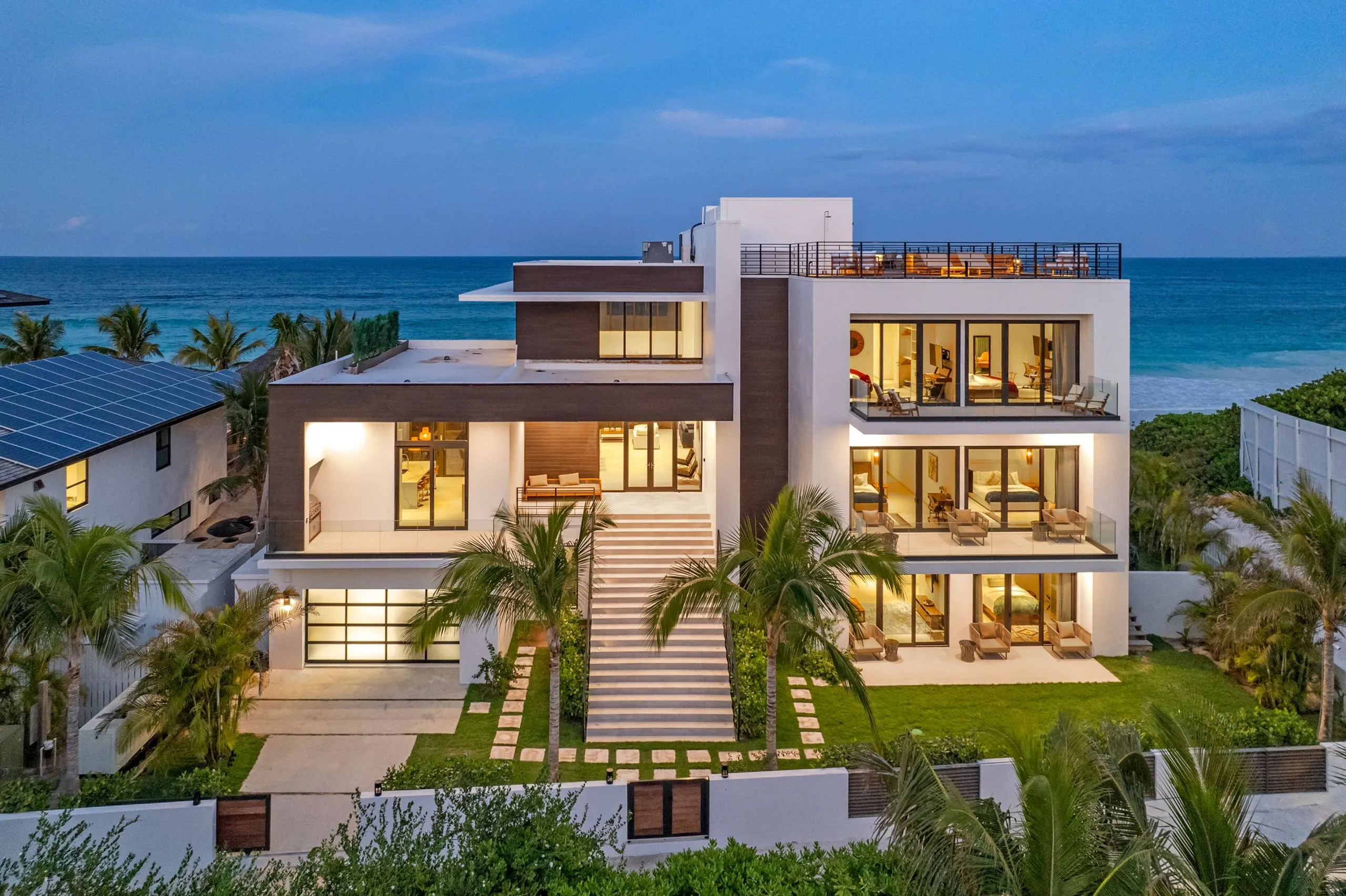 Stunning Beachfront Estate on Harbour Island's Triana Shores — photograph 3
