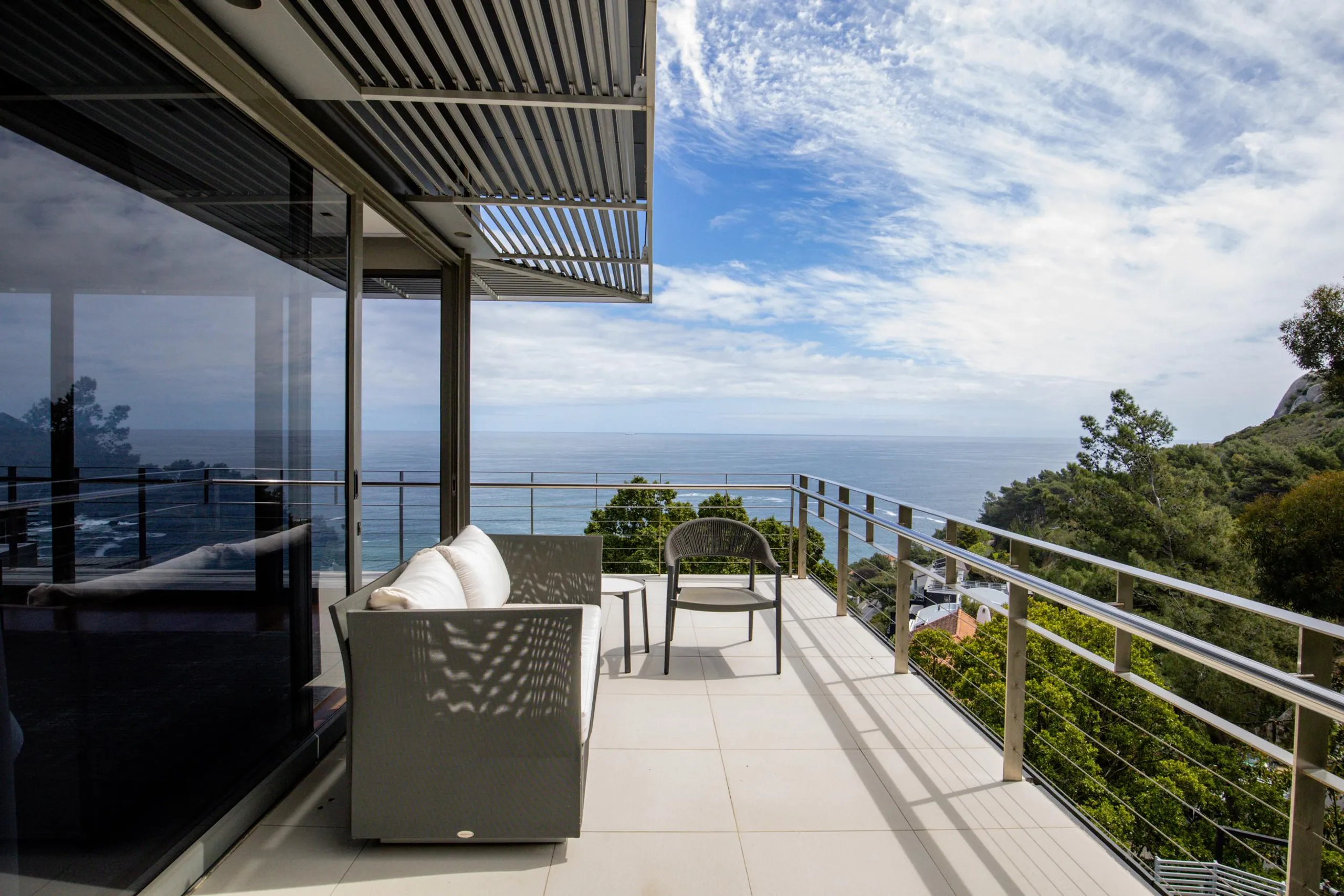 Contemporary Luxe Villa with Mountain and Ocean Views — photograph 5