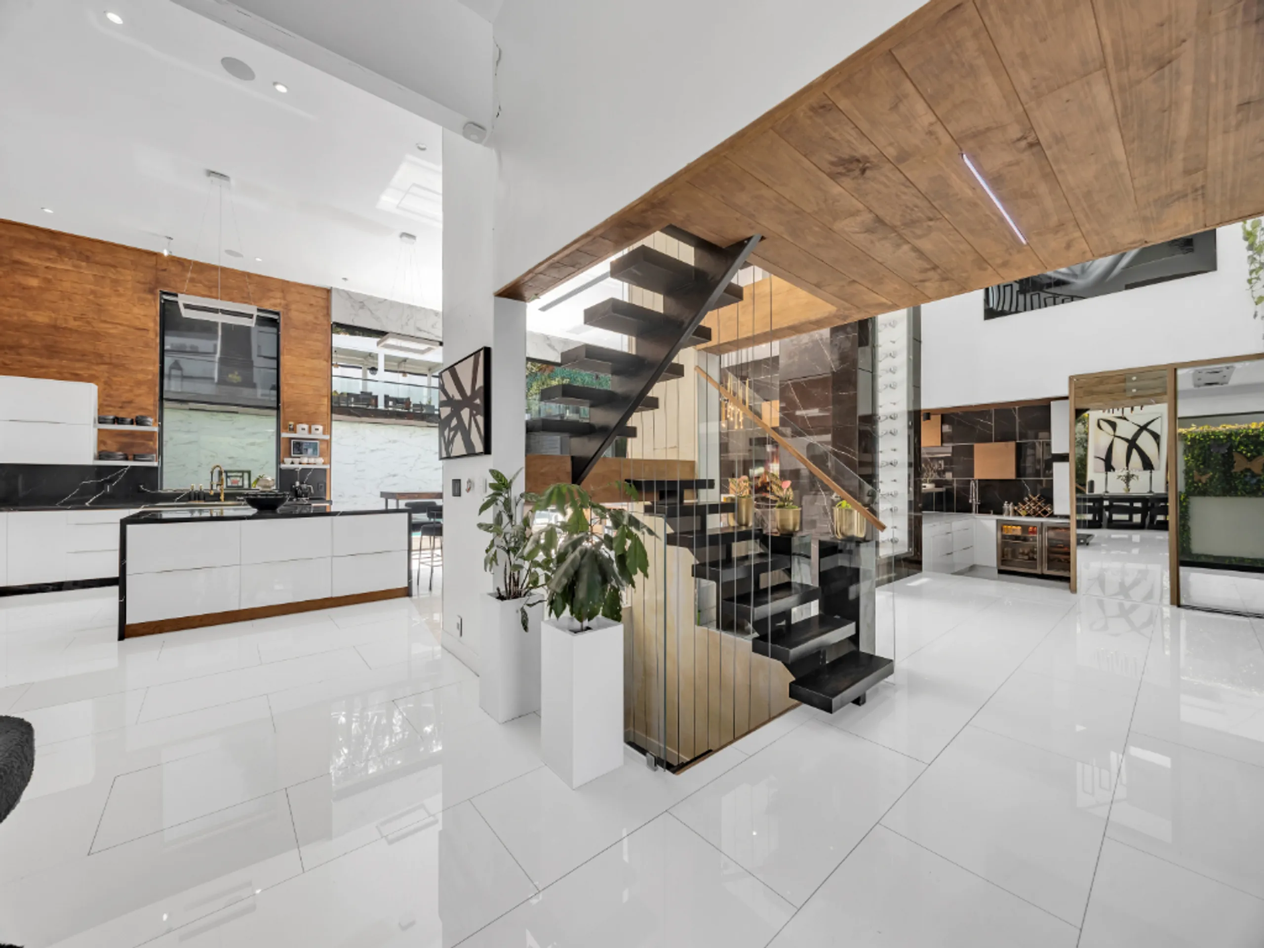 Regal 4BR Hollywood Villa with Amazing Amenities — photograph 11