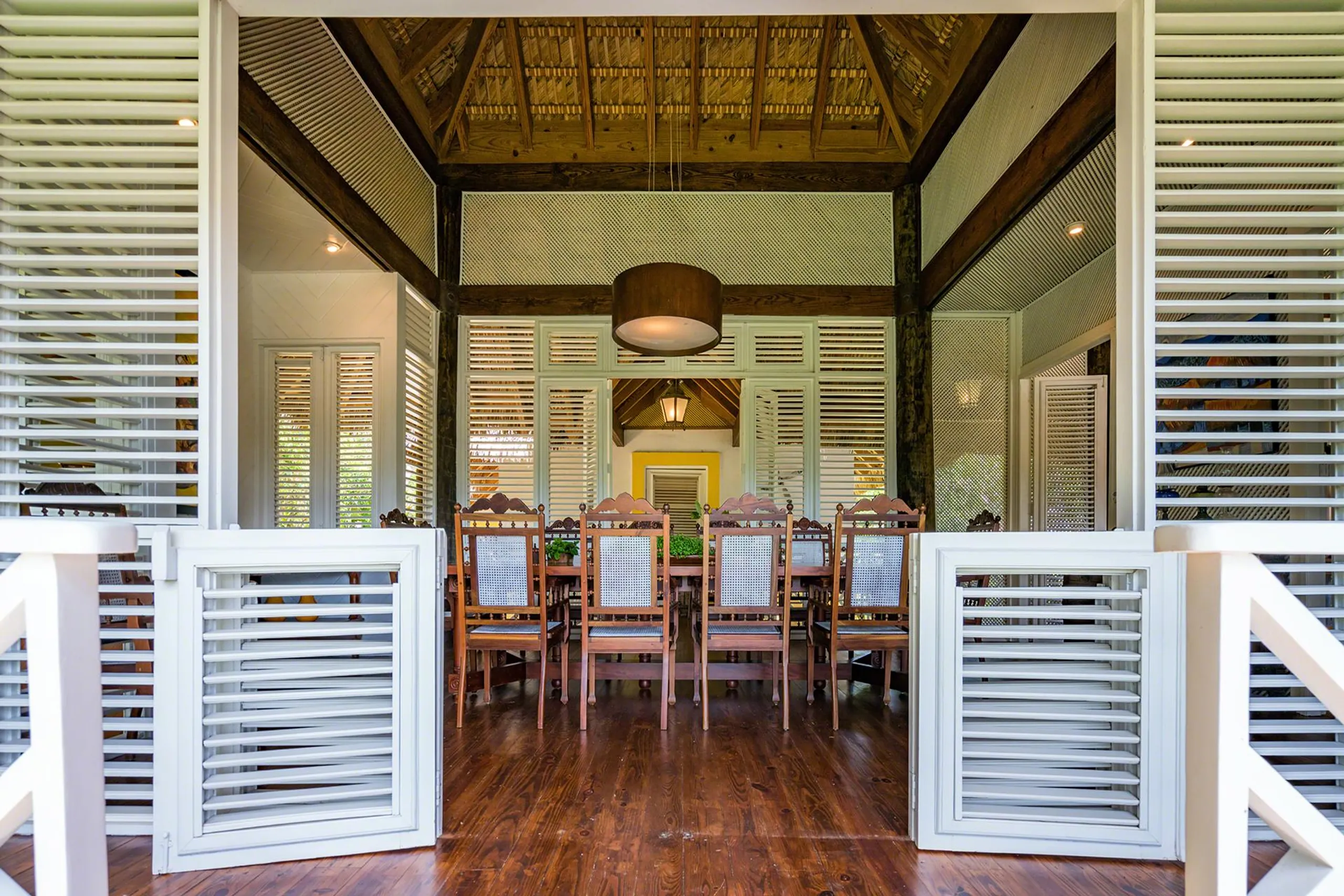 Serene Caribbean Retreat with Private Pool and Landscaped Garden — photograph 10