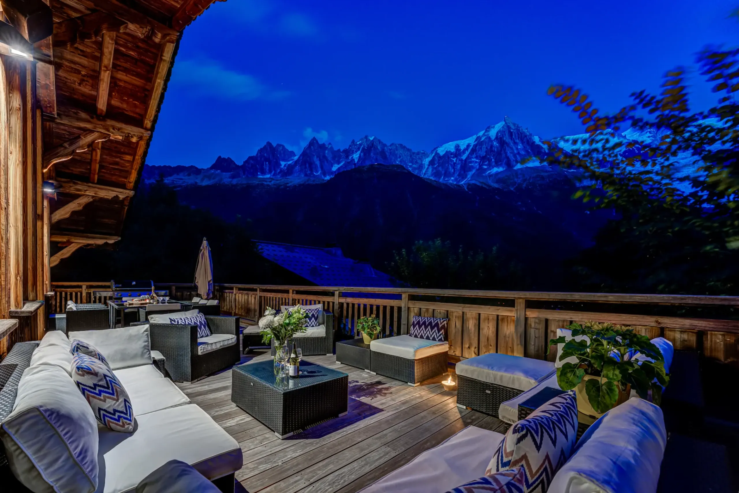 Alluring 5-Bedroom Les Moussoux Chalet with Swim Spa, Sauna, and Unmatched Mont-Blanc Views — photograph 4