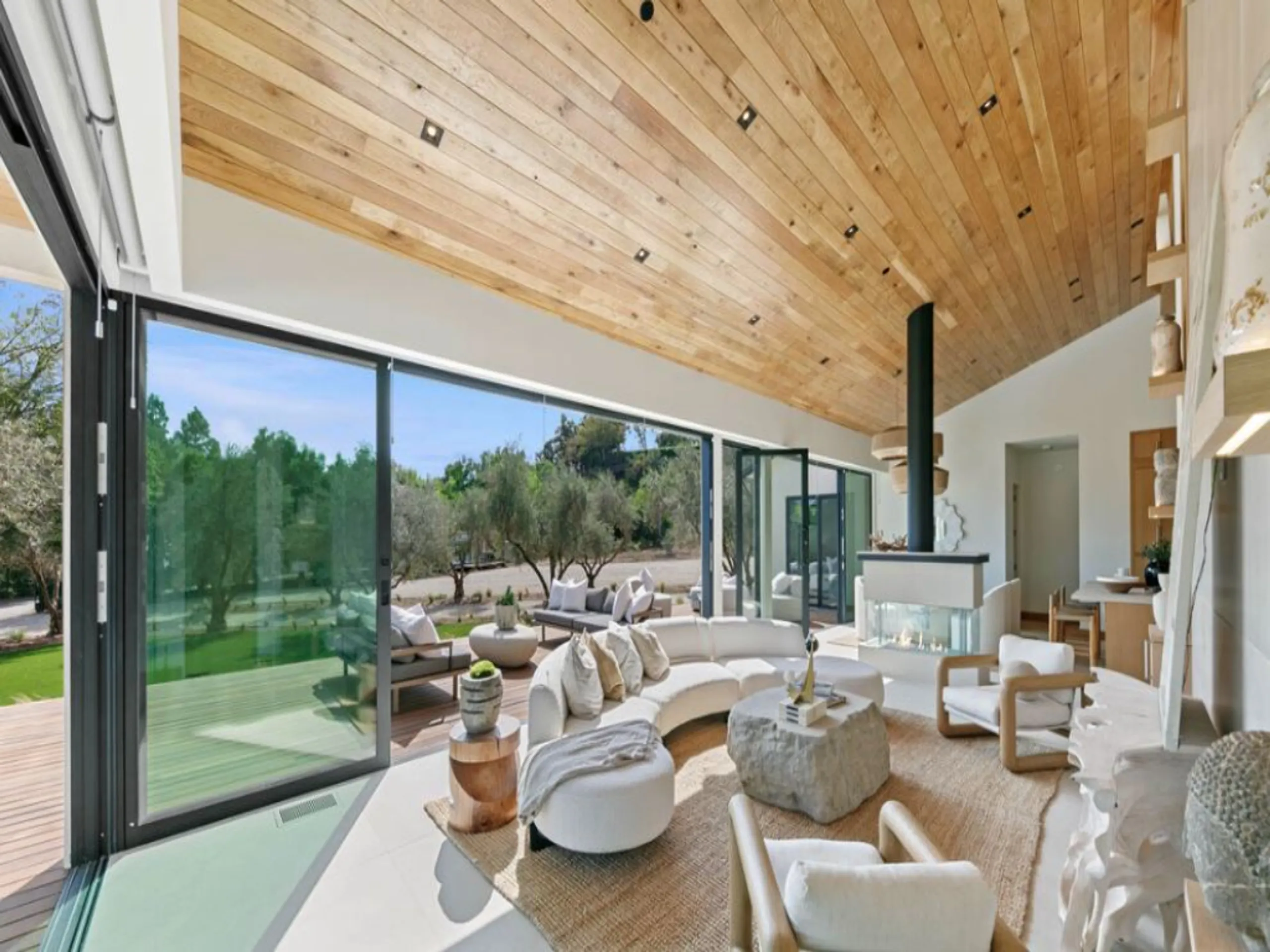 Architectural Malibu Farmhouse with Creative Studio, Pool & Two-Acre Ground — photograph 8