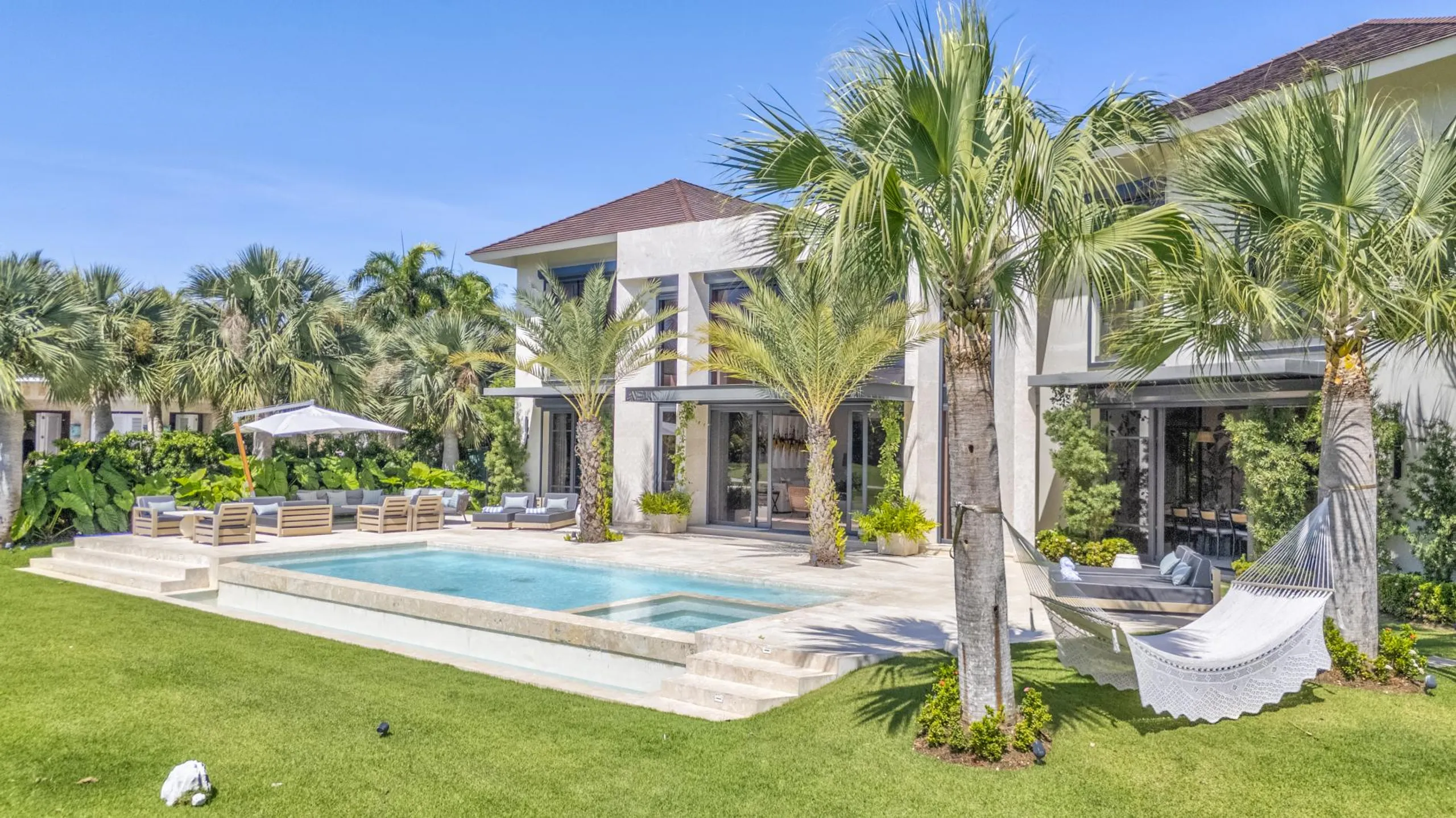 Family-Friendly Villa with Private Pool, Golf Course View — photograph 4