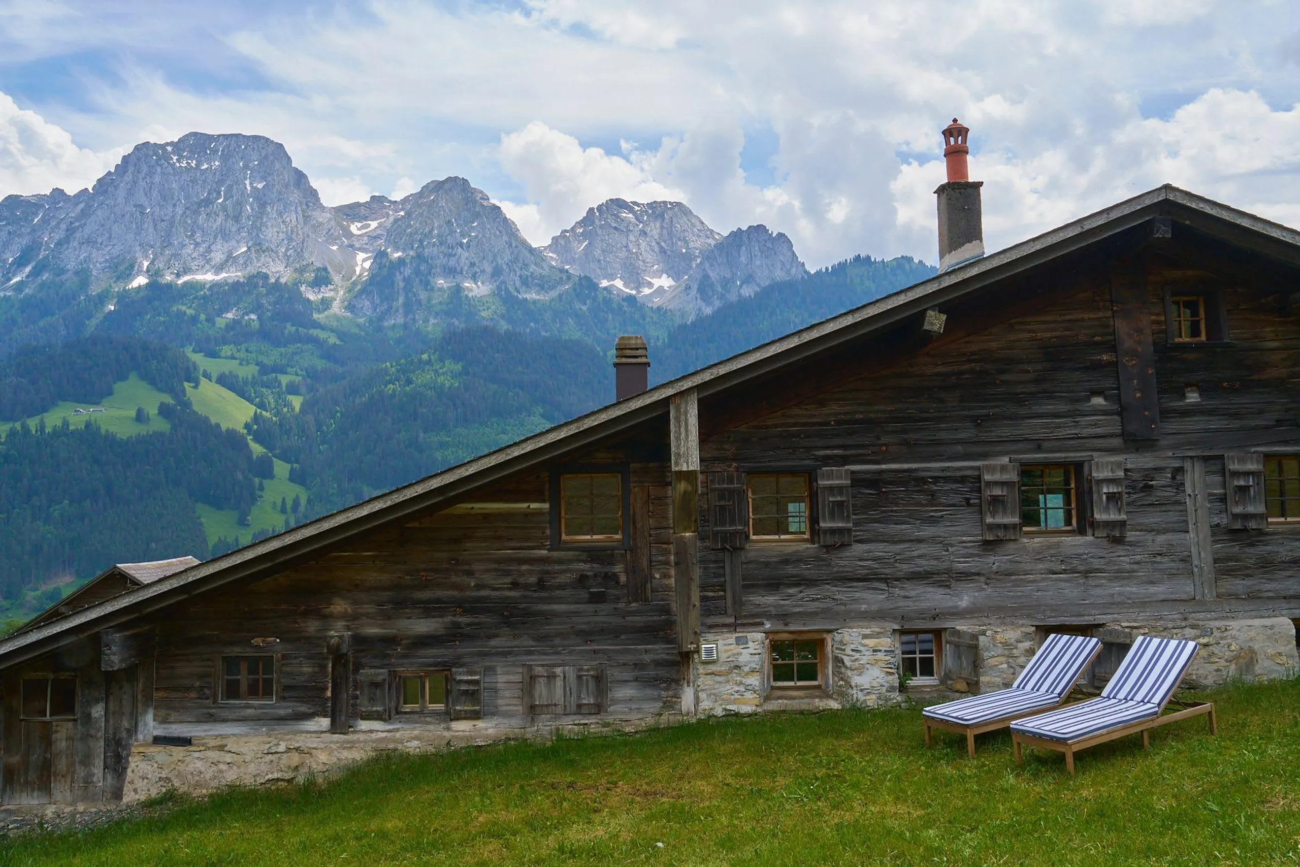 Resplendent Rougemont Chalet with Sauna and Fireplace — photograph 3