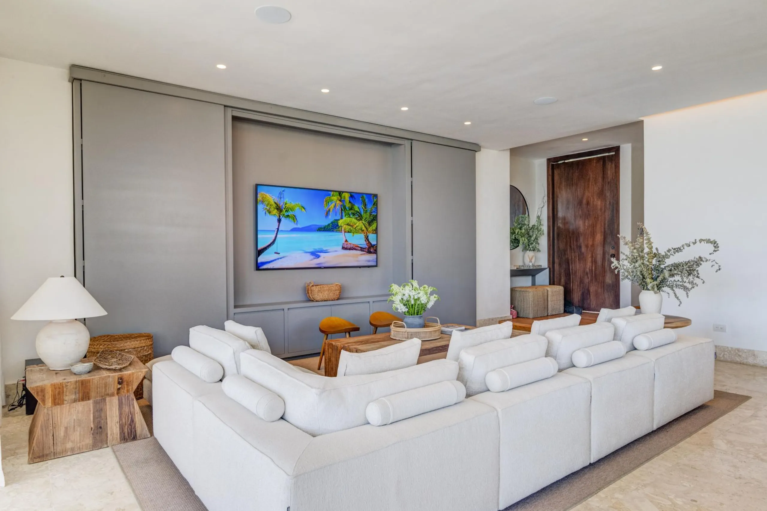 Plush and Inviting Oceanfront Villa with Two Private Pools — photograph 7