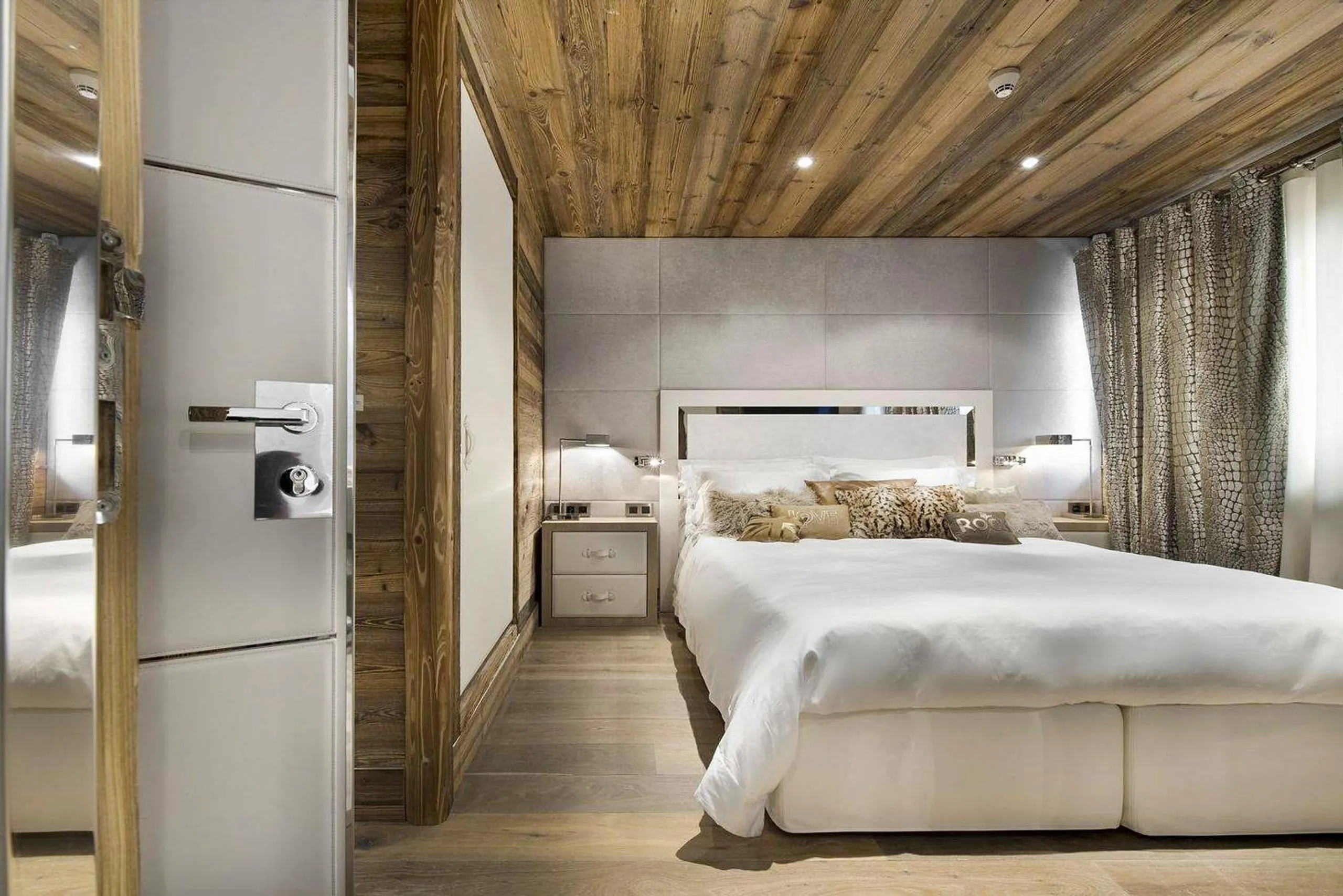 Radiant Alpine Villa with Private Pool and Breath-taking Mountain Views — photograph 8