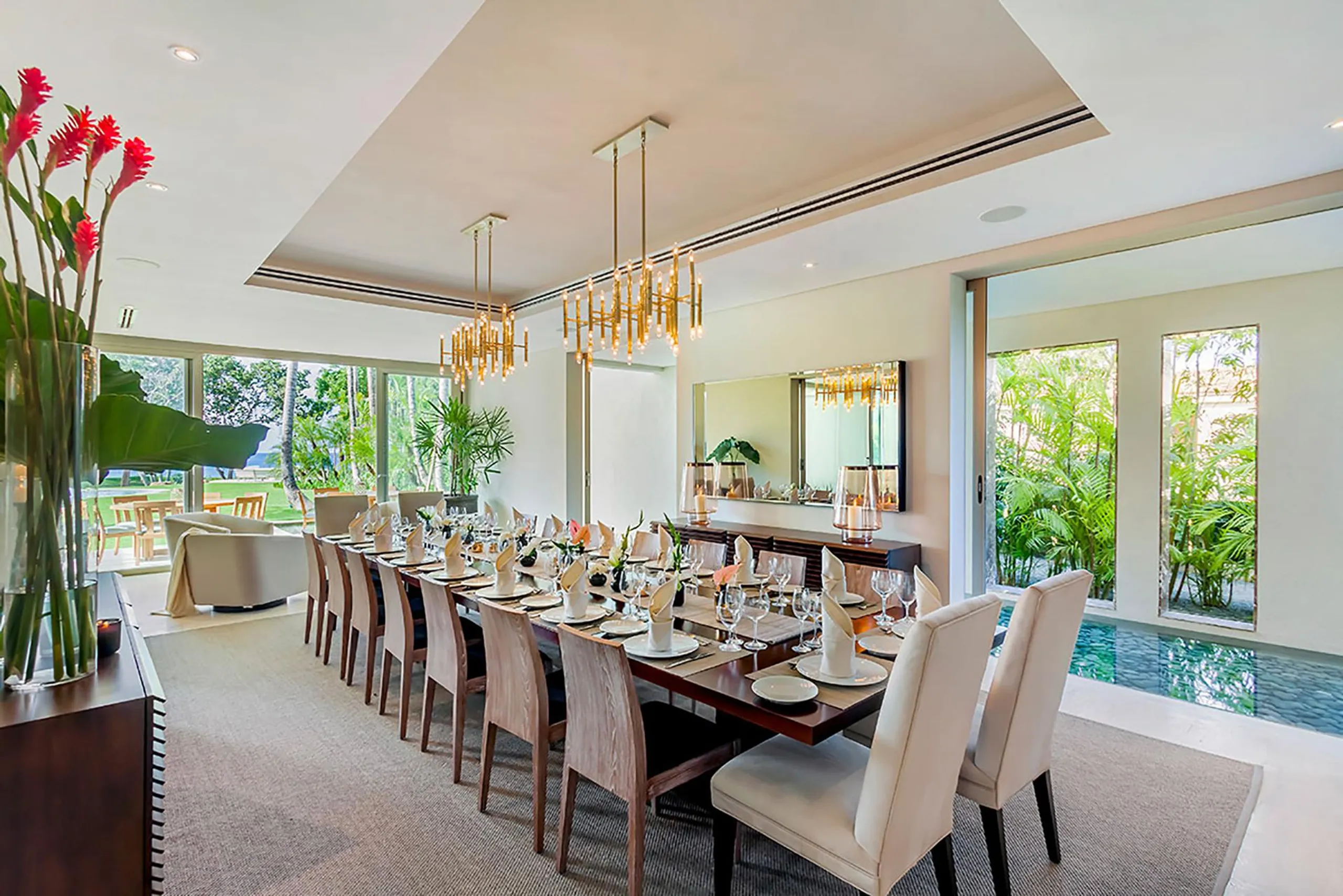 Splendorous Oceanfront Estate with Reflective Pools and Tropical Surroundings — photograph 7