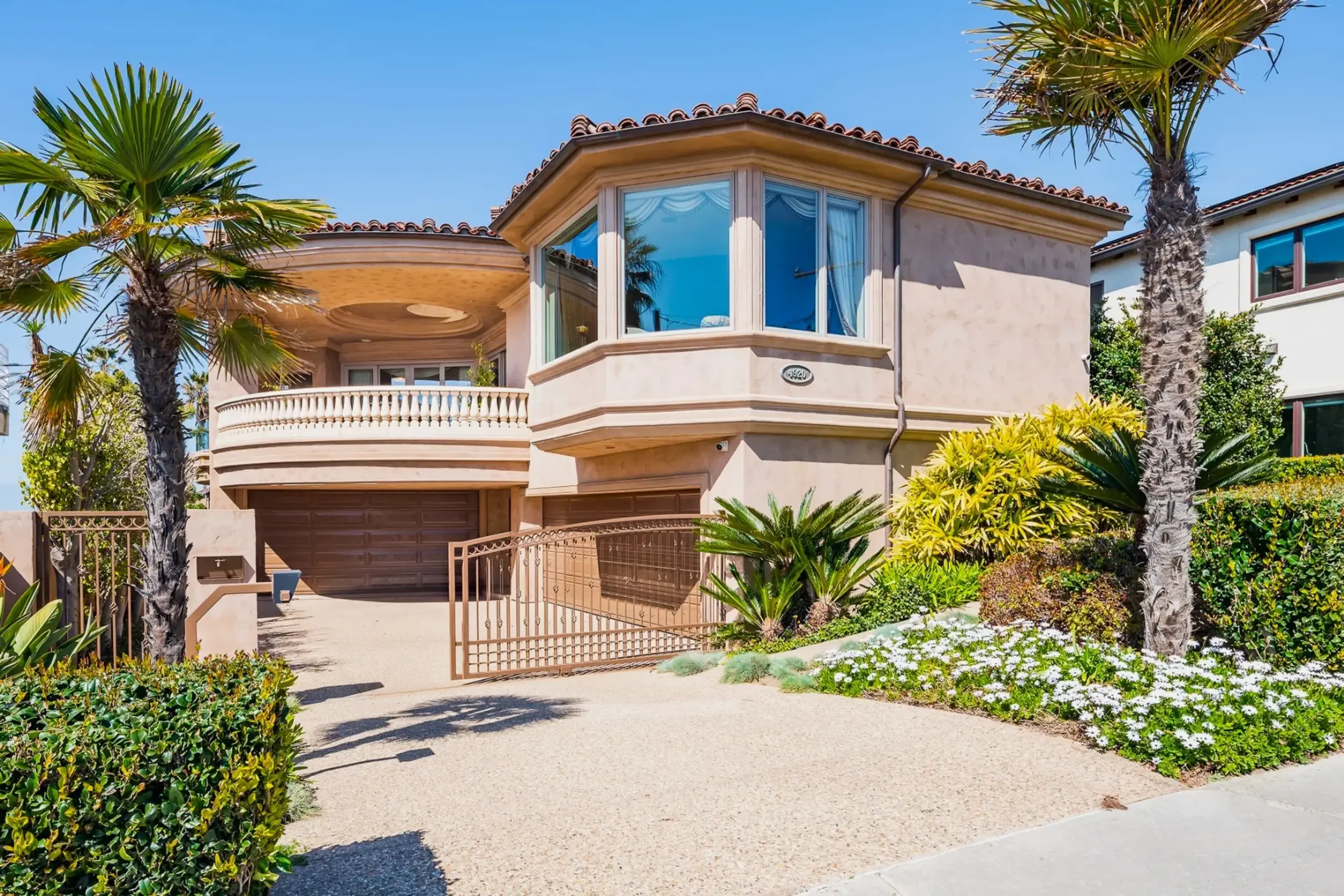 Beachside Tuscan Style Villa with  Ocean Views, Movie Theater, and Spacious Living — photograph 2