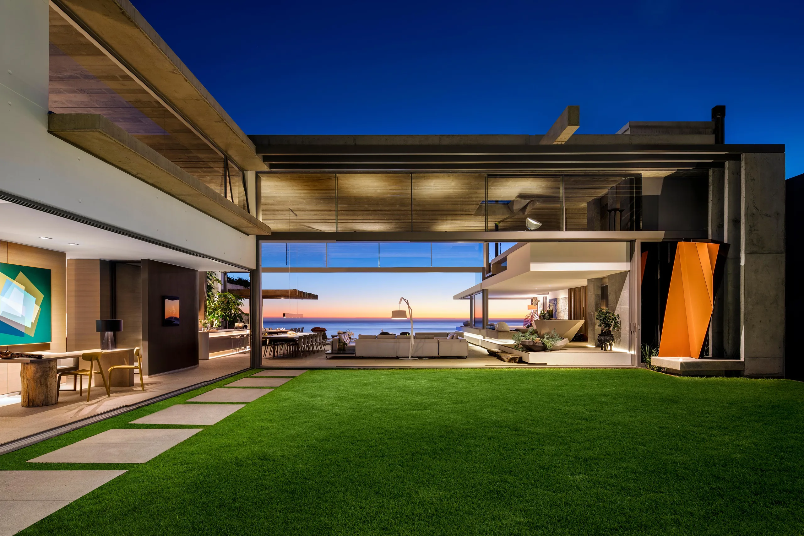 Modern Contemporary Ultra Villa with Glass-Floored Bar and Infinity Pool in Cape Town