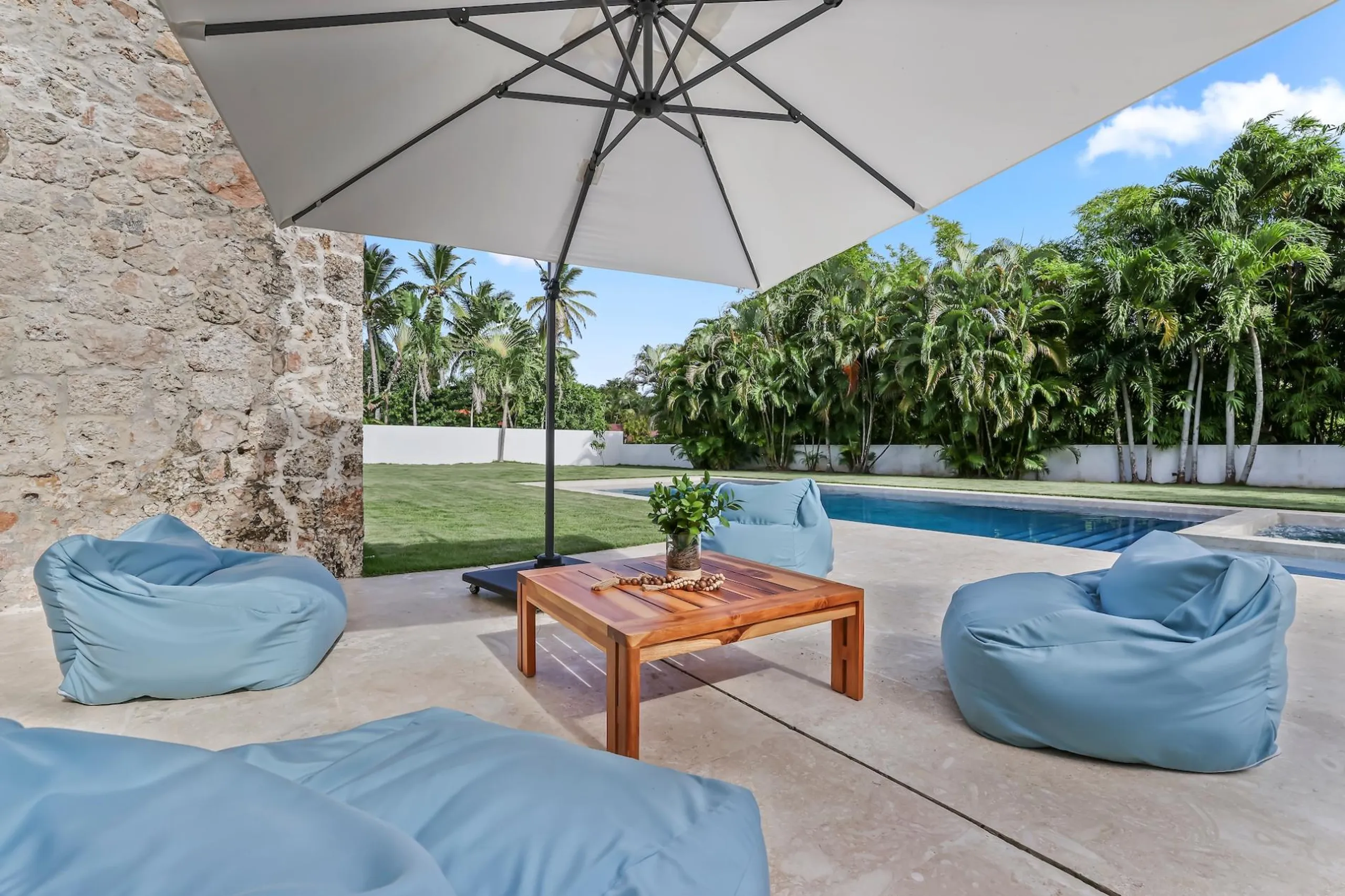 Stylish Poolside Villa with Infinity Pool, Hot Tub & Chic Interiors — photograph 5