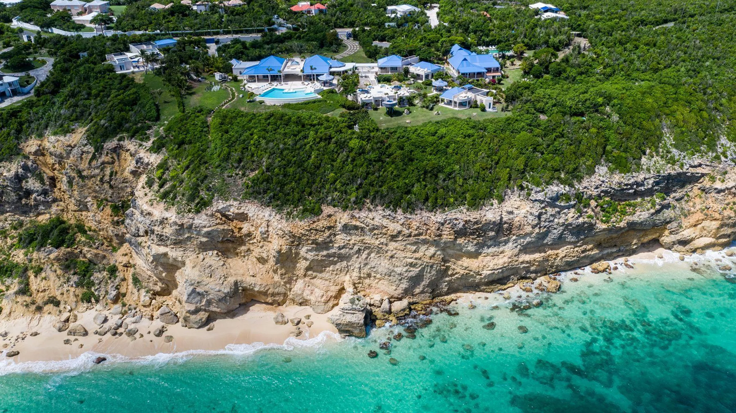 Majestic Clifftop Luxury Estate with Infinity Pool and Breathtaking Ocean Views — photograph 2