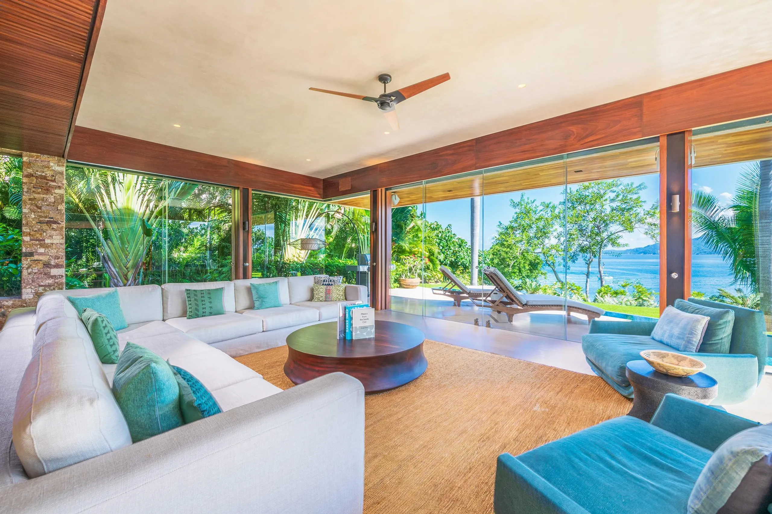 Lush Luxury Kupuri Estate with Infinity Pool and Ocean Views — photograph 6