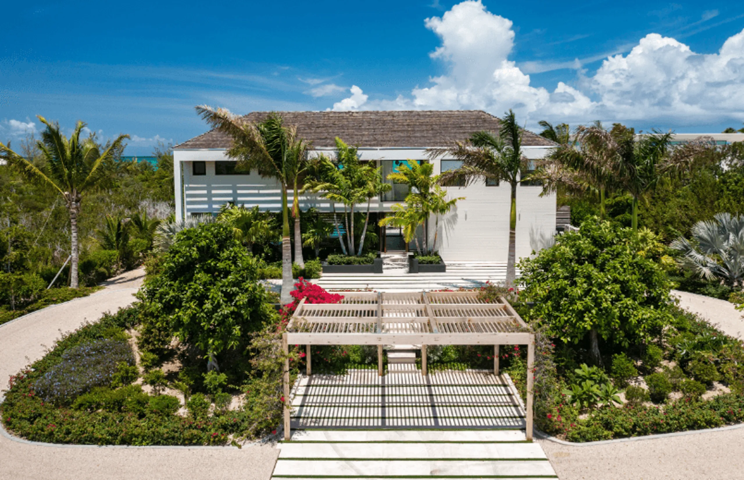 Modern Contemporary Luxury Villa with Infinity Edge Pool — photograph 8