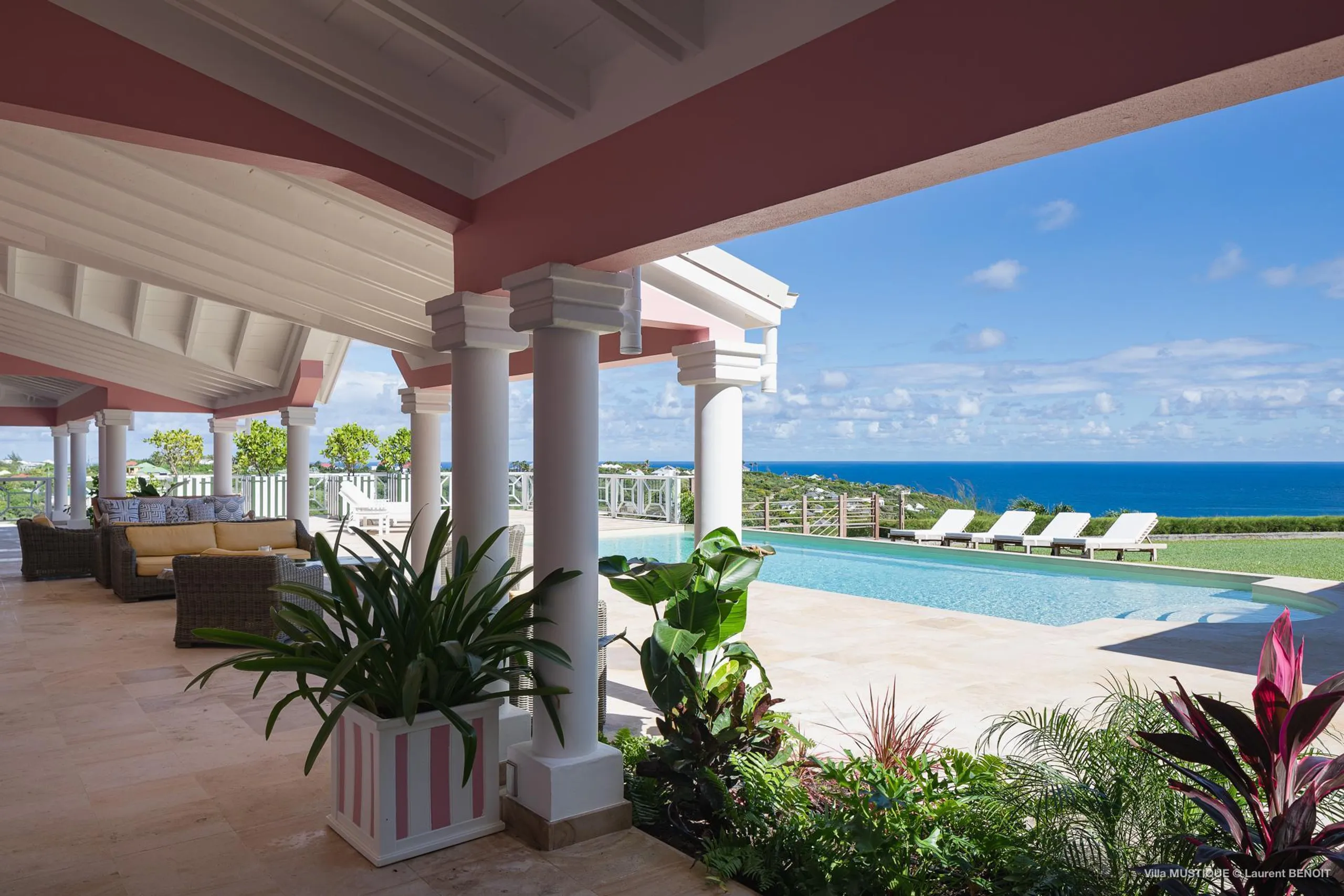 Glamorous Seaside Estate with Private Pool and Large Backyard — photograph 3