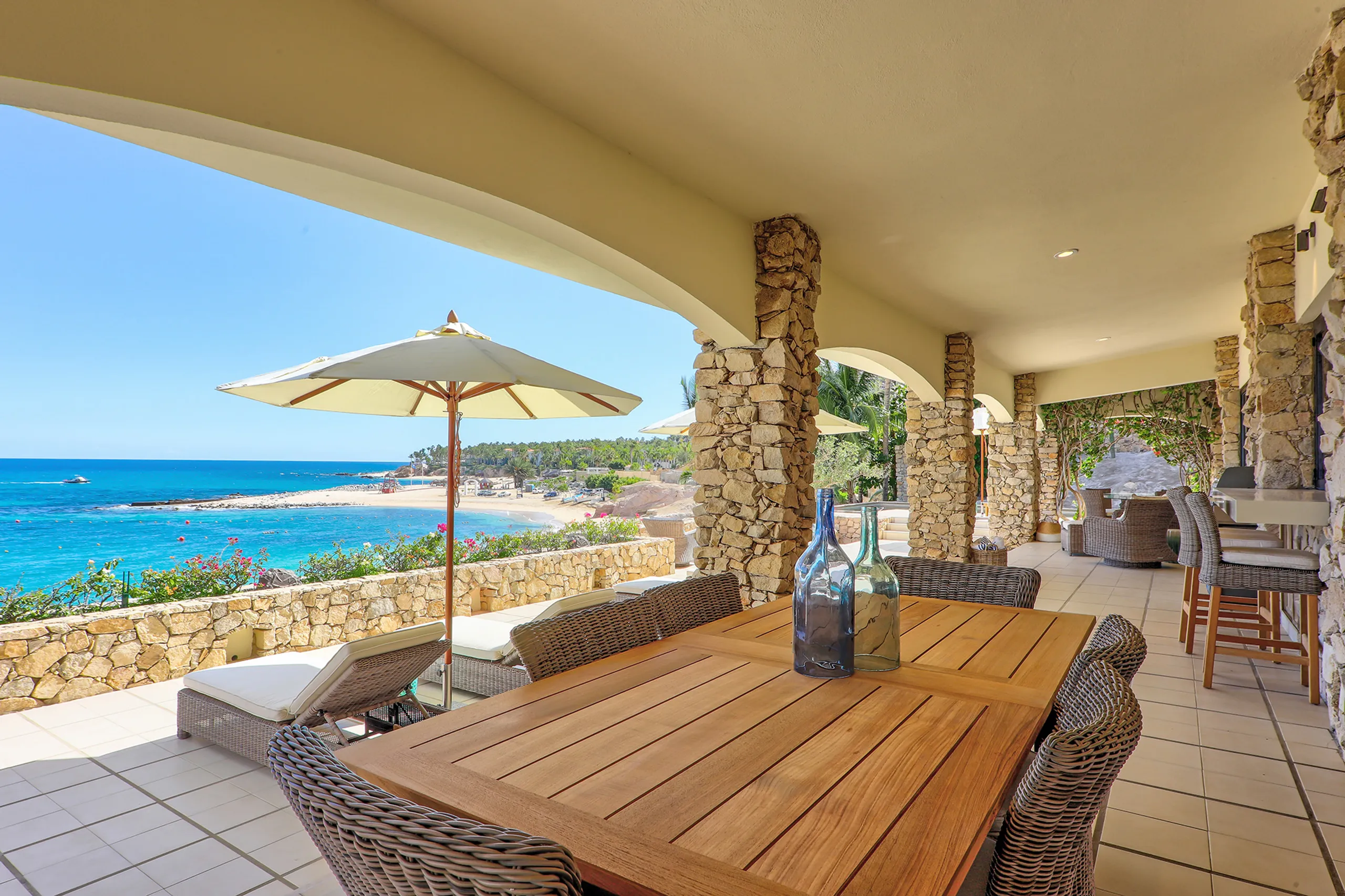 Palmilla North Luxury Oceanfront Estate with Pool and Ocean Views — photograph 10