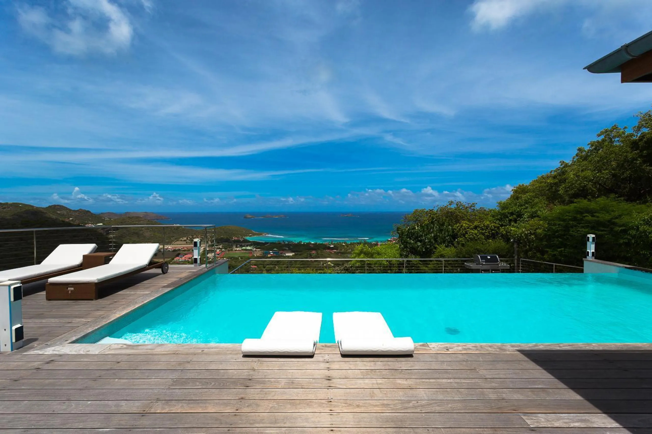 Luxurious Paradise Villa with Ocean Views and Private Pool — photograph 2