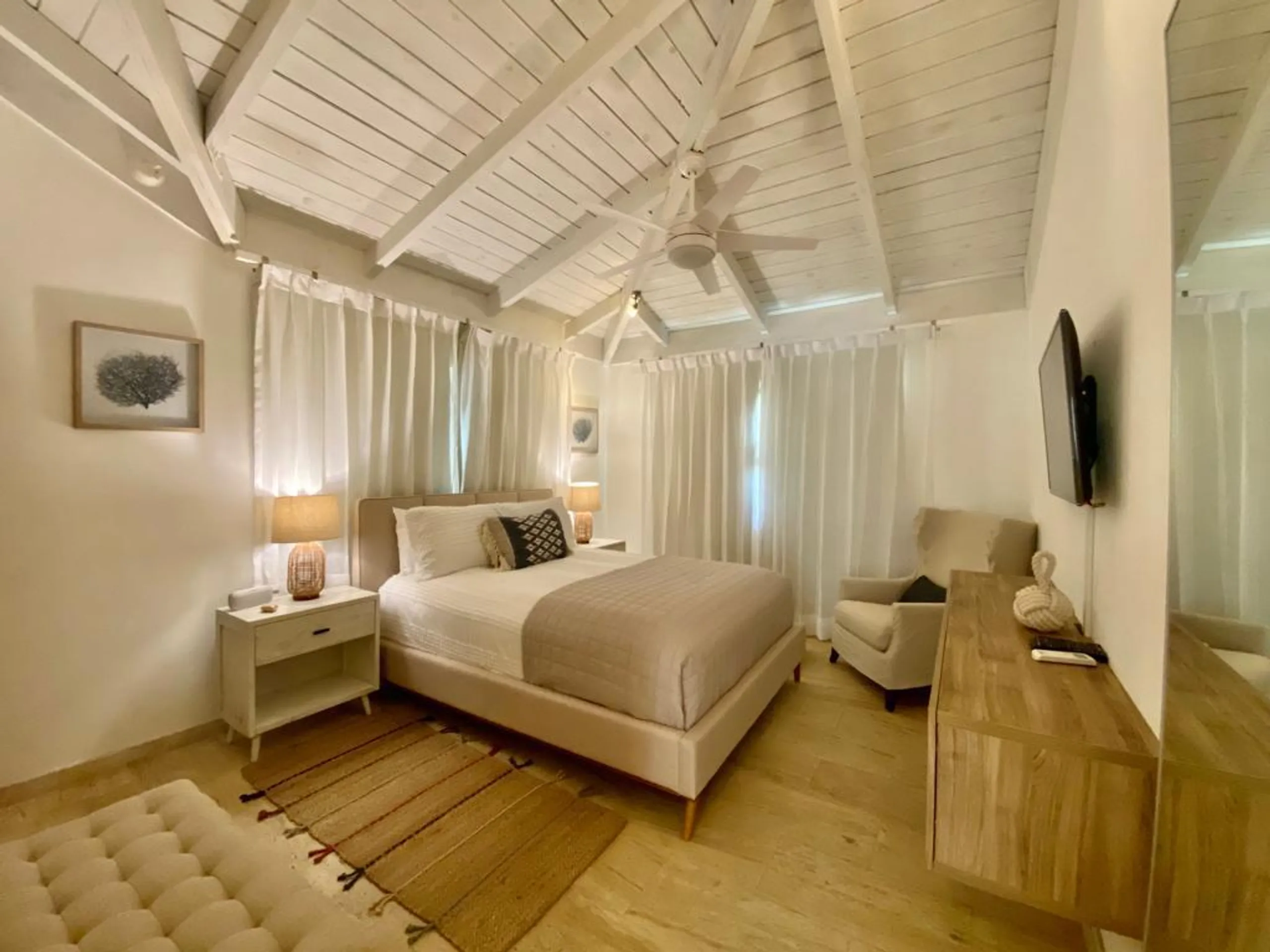 Tranquil Tropical Retreat with Private Pool — photograph 7