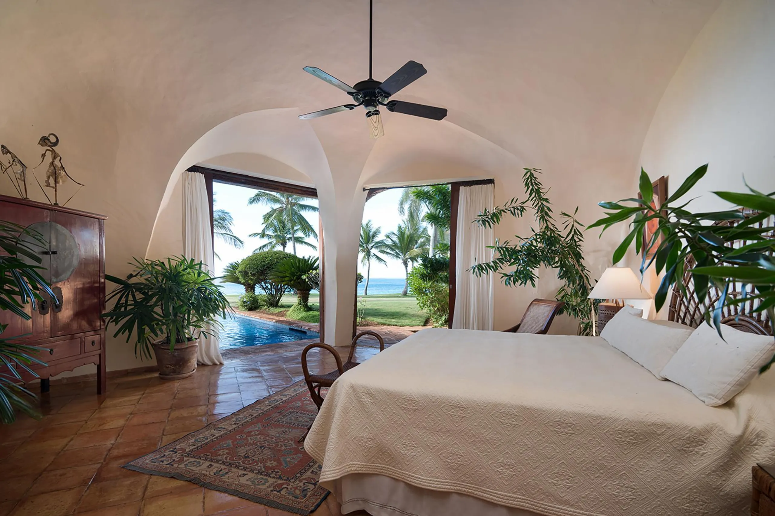 Gorgeous Beach Front Estate with Private Pool and Ocean Views — photograph 8