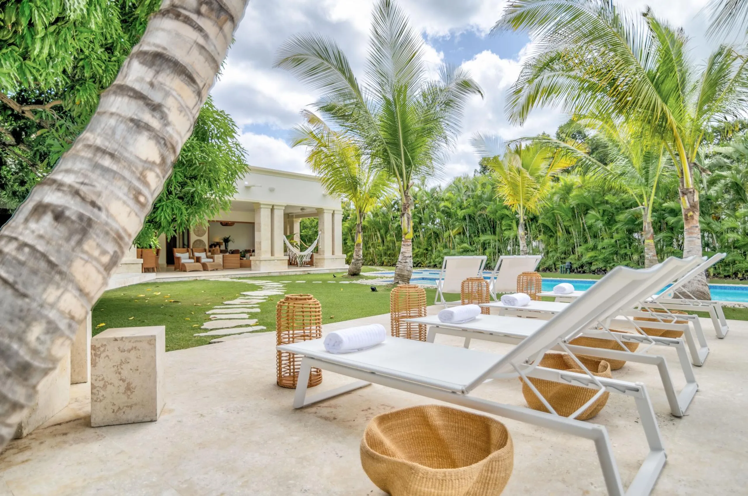 Sophisticated Colonial Villa with Stunning Golf Course Views and Modern Comforts — photograph 2