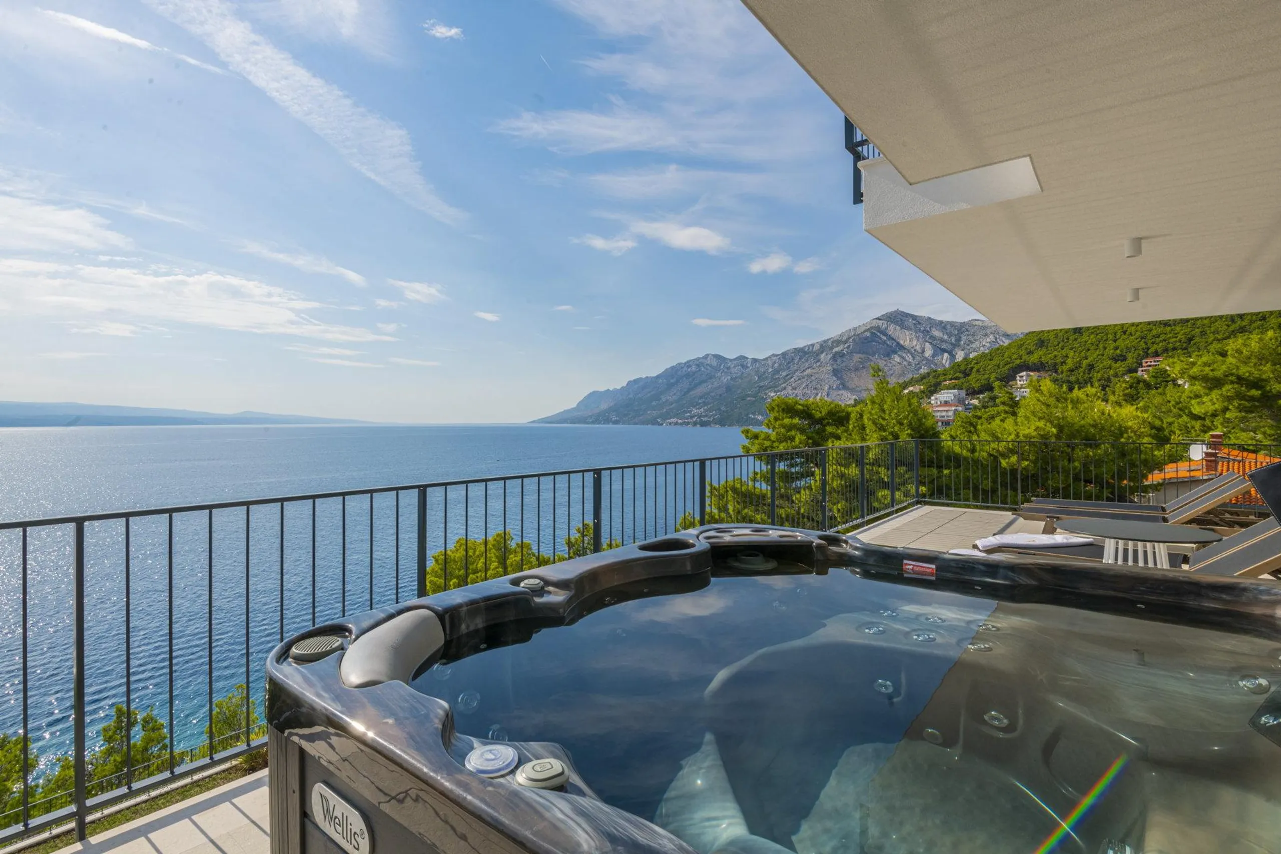 Luxurious Beachfront Villa with Infinity Pool and Elevator — photograph 4